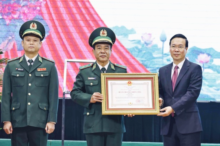Chủ tịch nước trao Huân chương Chiến công hạng Nhì tặng Bộ đội Biên phòng- Ảnh 1.
