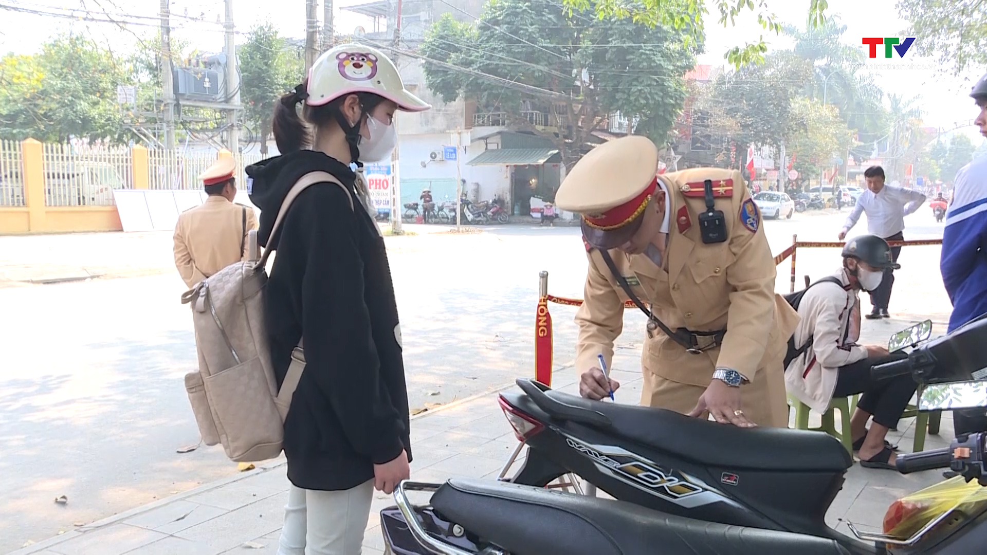 Công an huyện Thọ Xuân xử lý thanh thiếu niên, học sinh vi phạm giao thông- Ảnh 2.