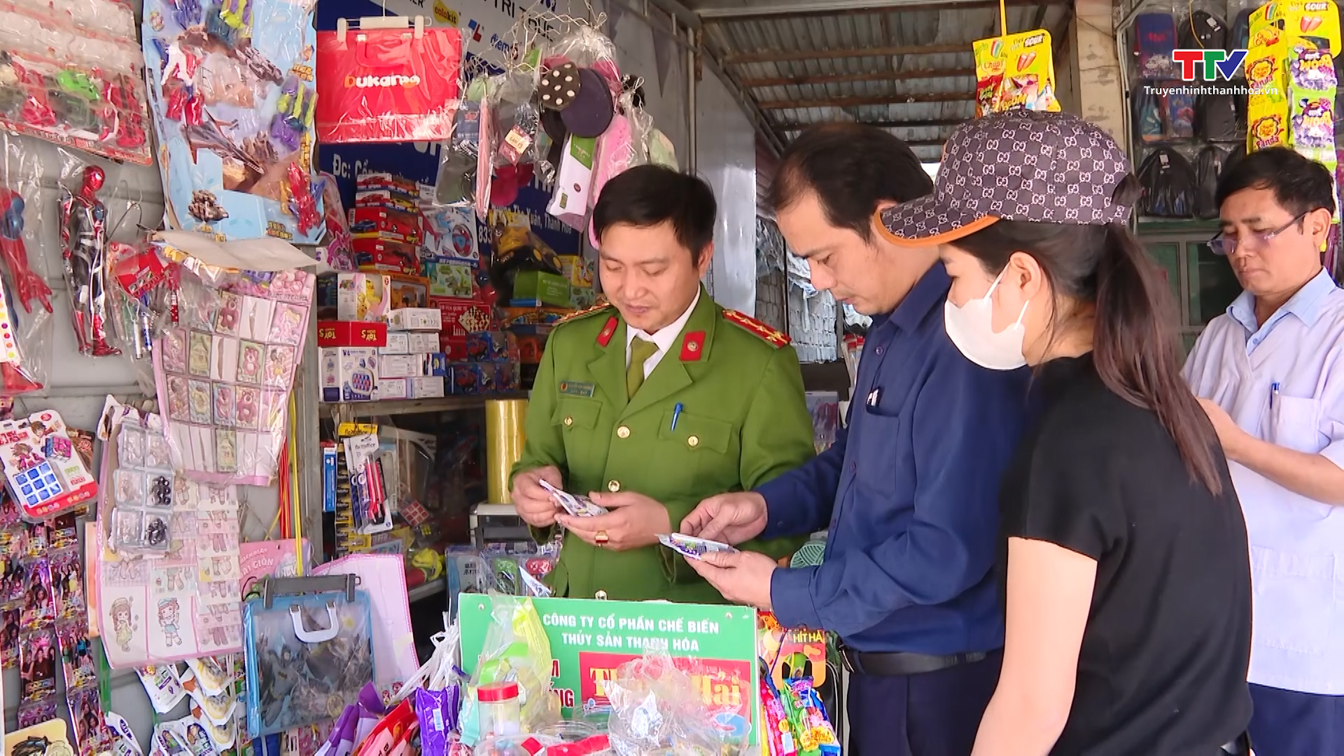 Thực phẩm không rõ nguồn gốc bủa vây trường học- Ảnh 2. Thực phẩm không rõ nguồn gốc bủa vây trường học- Ảnh 2.