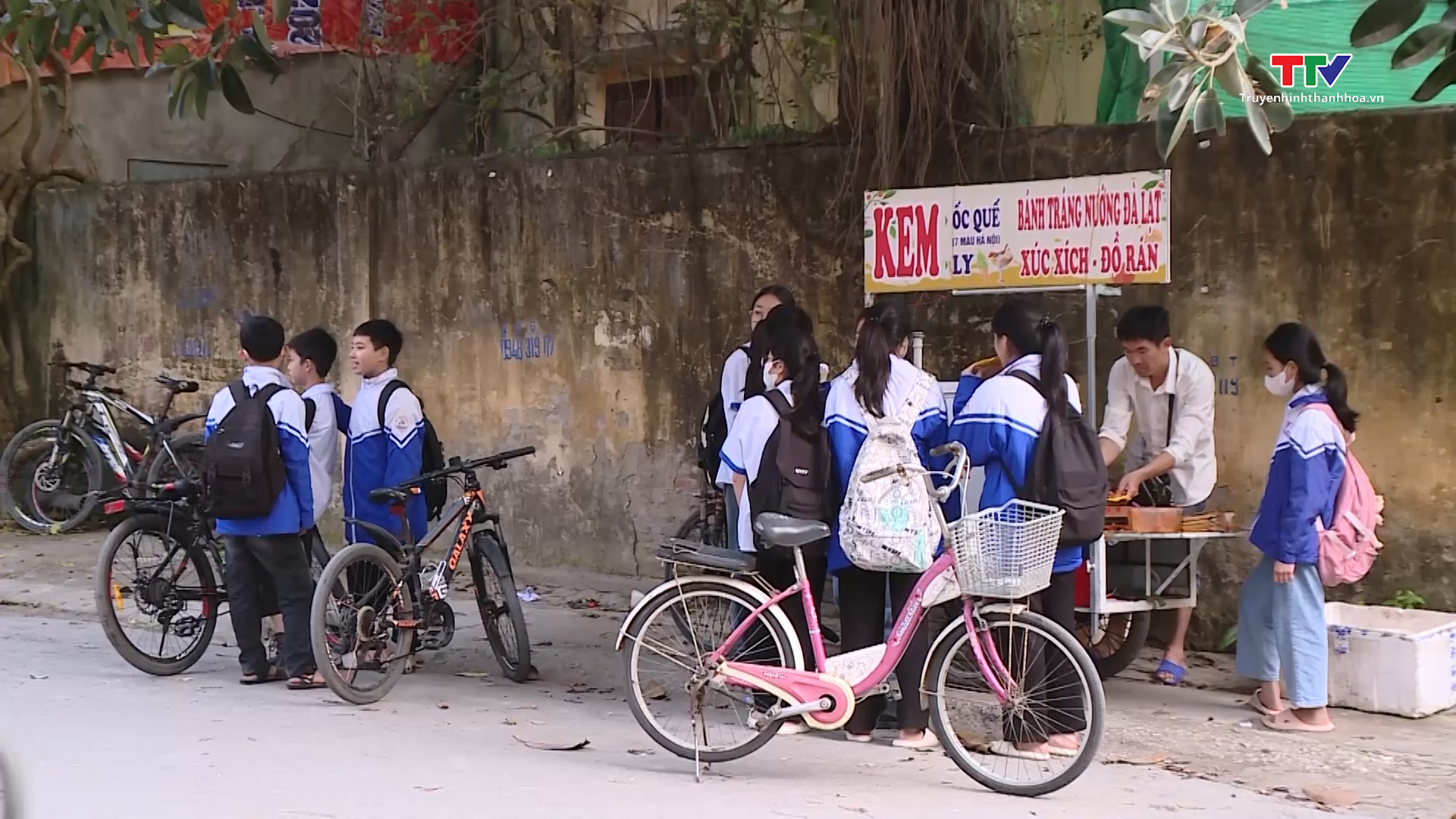 Thực phẩm không rõ nguồn gốc bủa vây trường học- Ảnh 3. Thực phẩm không rõ nguồn gốc bủa vây trường học- Ảnh 3.