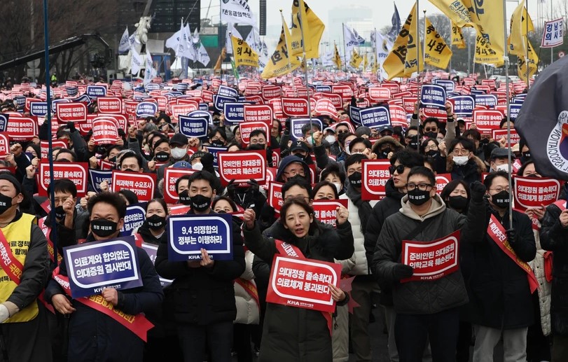 Hàn Quốc: Chính phủ kiên quyết xử lý căng thẳng y tế, thực hiện kế hoạch tăng số lượng tuyển sinh vào trường y- Ảnh 1.