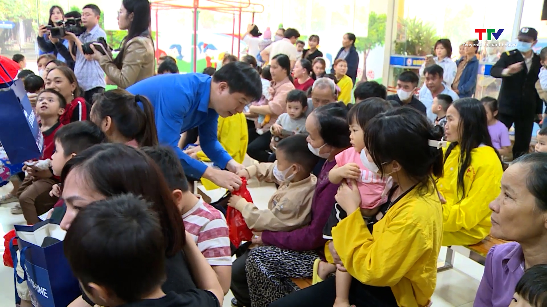 Tặng khu vui chơi cho trẻ em tại bệnh viện Nhi Thanh Hóa- Ảnh 1.