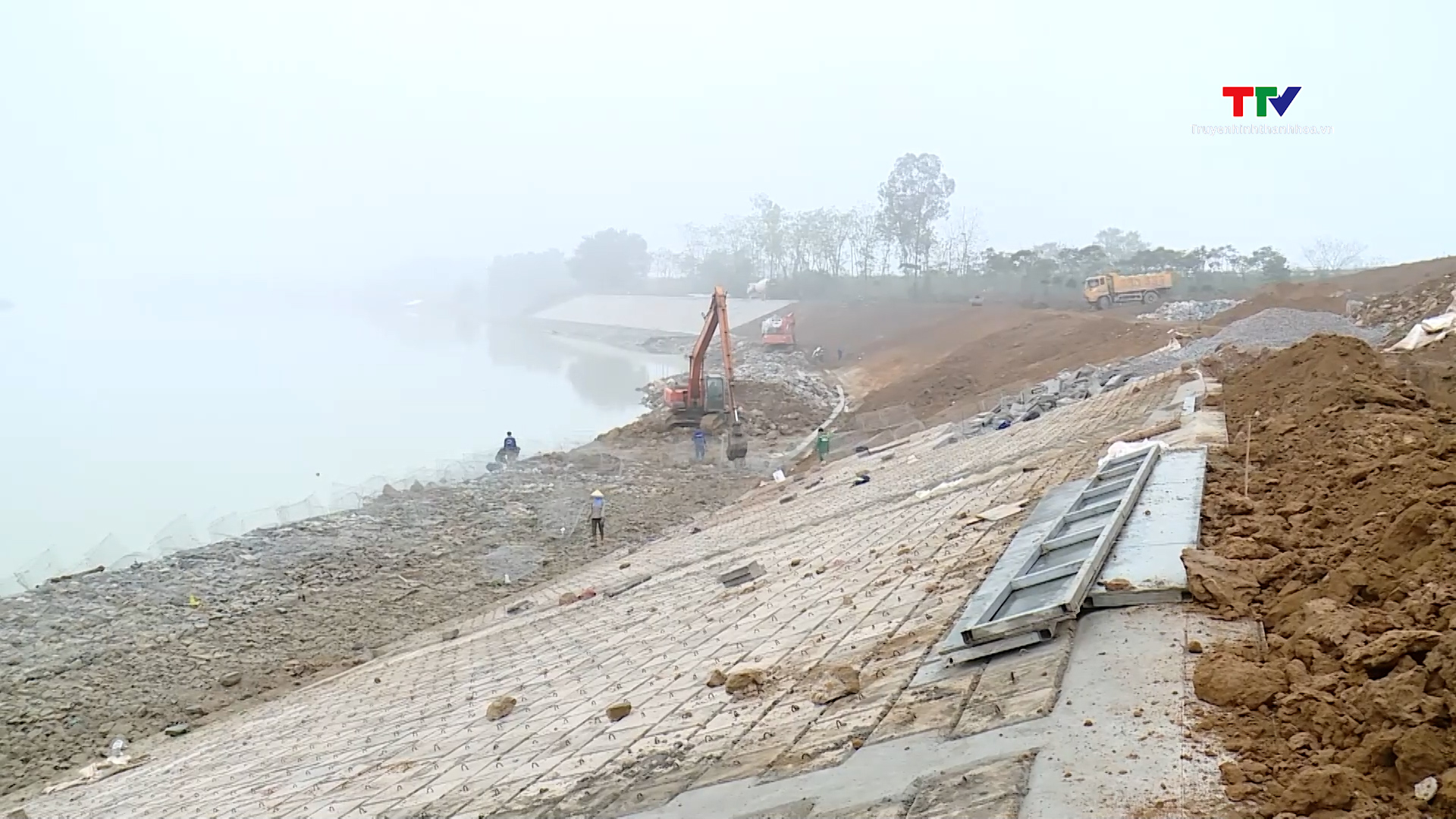 Đẩy nhanh tiến độ dự án kè chống sạt lở sông Chu- Ảnh 1.