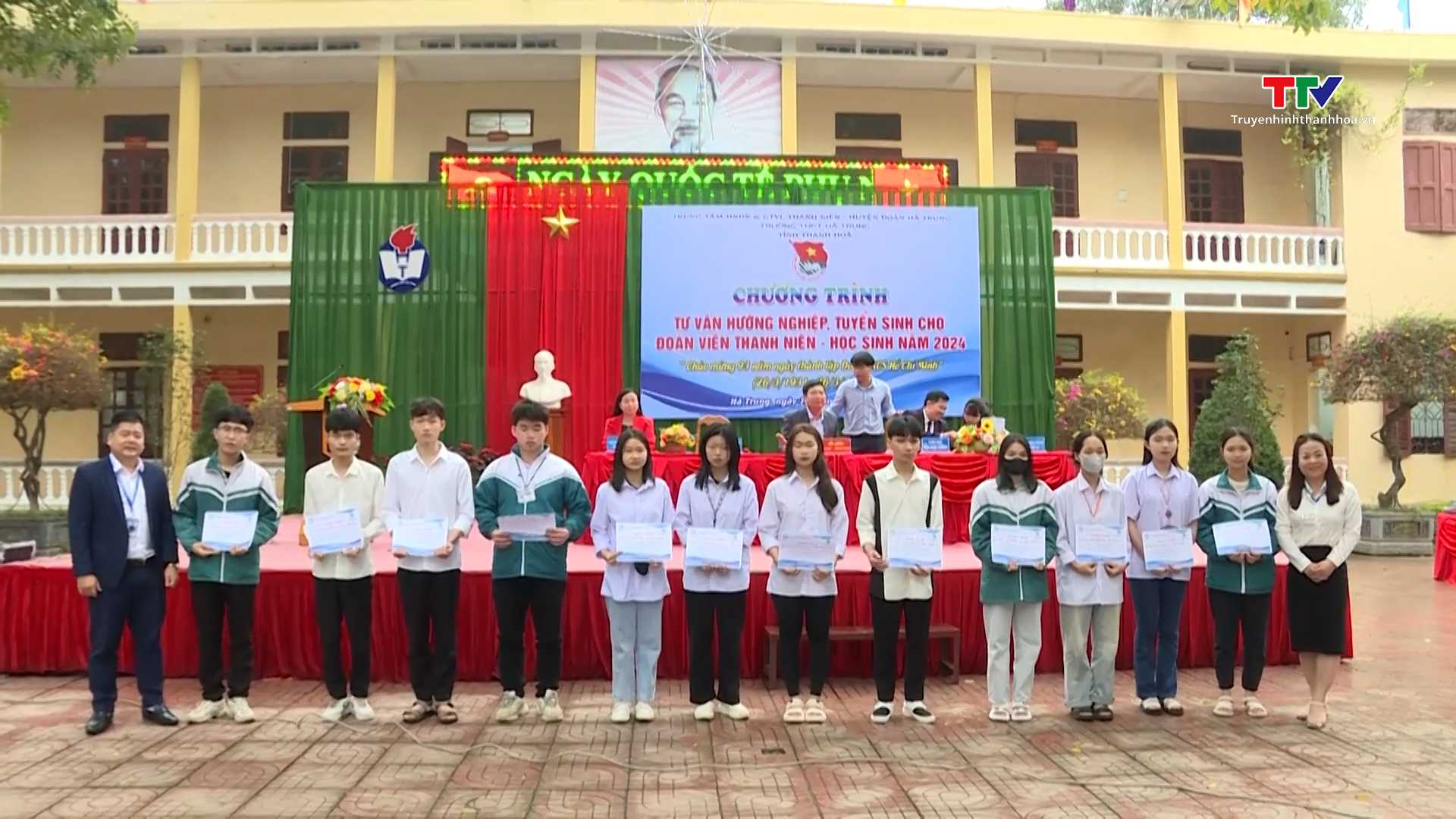 Hoạt động tư vấn hướng nghiệp, tuyển sinh cho Đoàn viên thanh niên – học sinh huyện Hà Trung năm 2024- Ảnh 2.