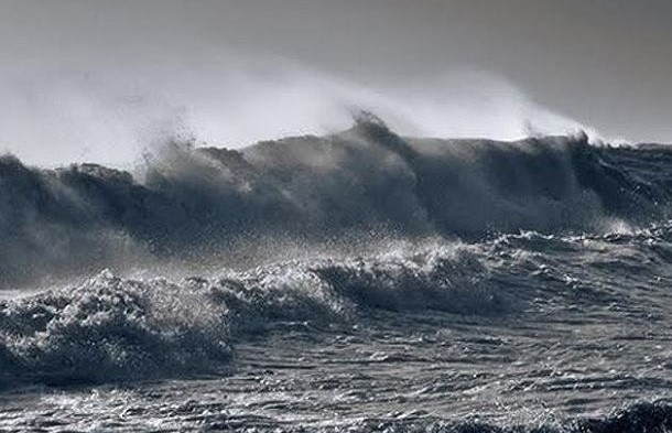 Ngày 19/03, gió mạnh và sóng lớn trên vùng biển Thanh Hóa- Ảnh 1.