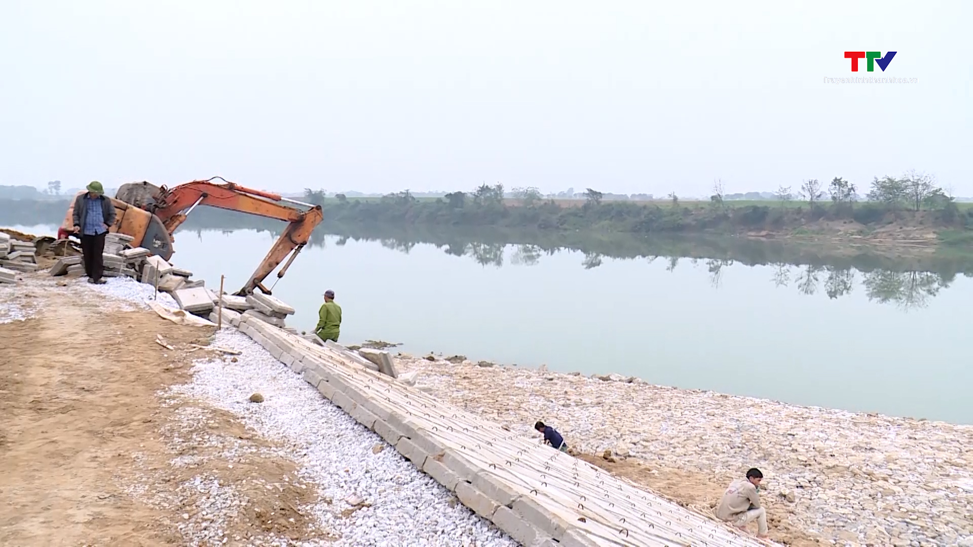 Đẩy nhanh tiến độ các dự án công trình chống sạt lở tại Vĩnh Lộc- Ảnh 4.