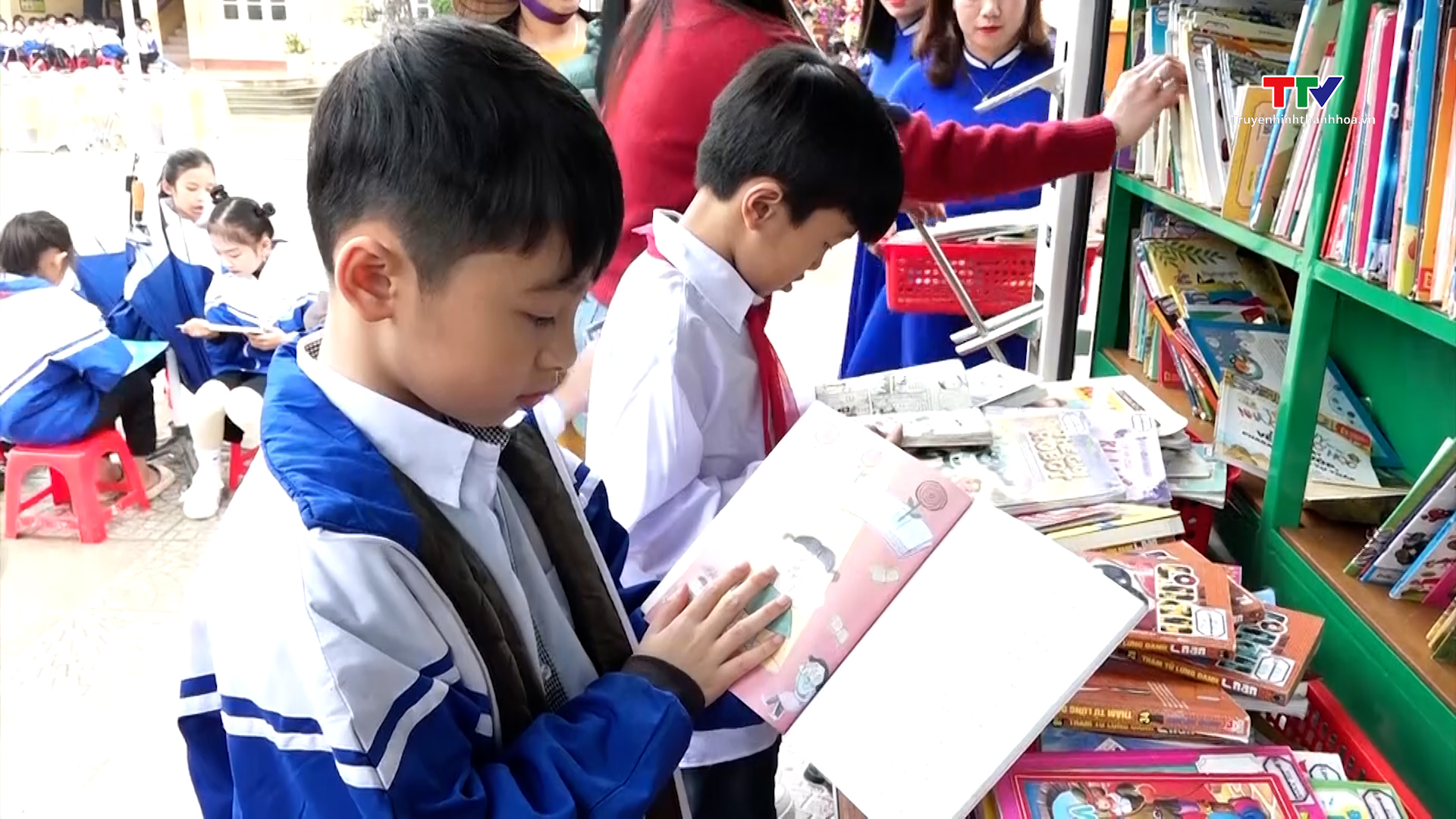 Thư viện tỉnh Thanh Hóa tổ chức Ngày hội đọc sách lưu động tại Trường Tiểu học xã Hoằng Phong, huyện Hoằng Hóa- Ảnh 1.