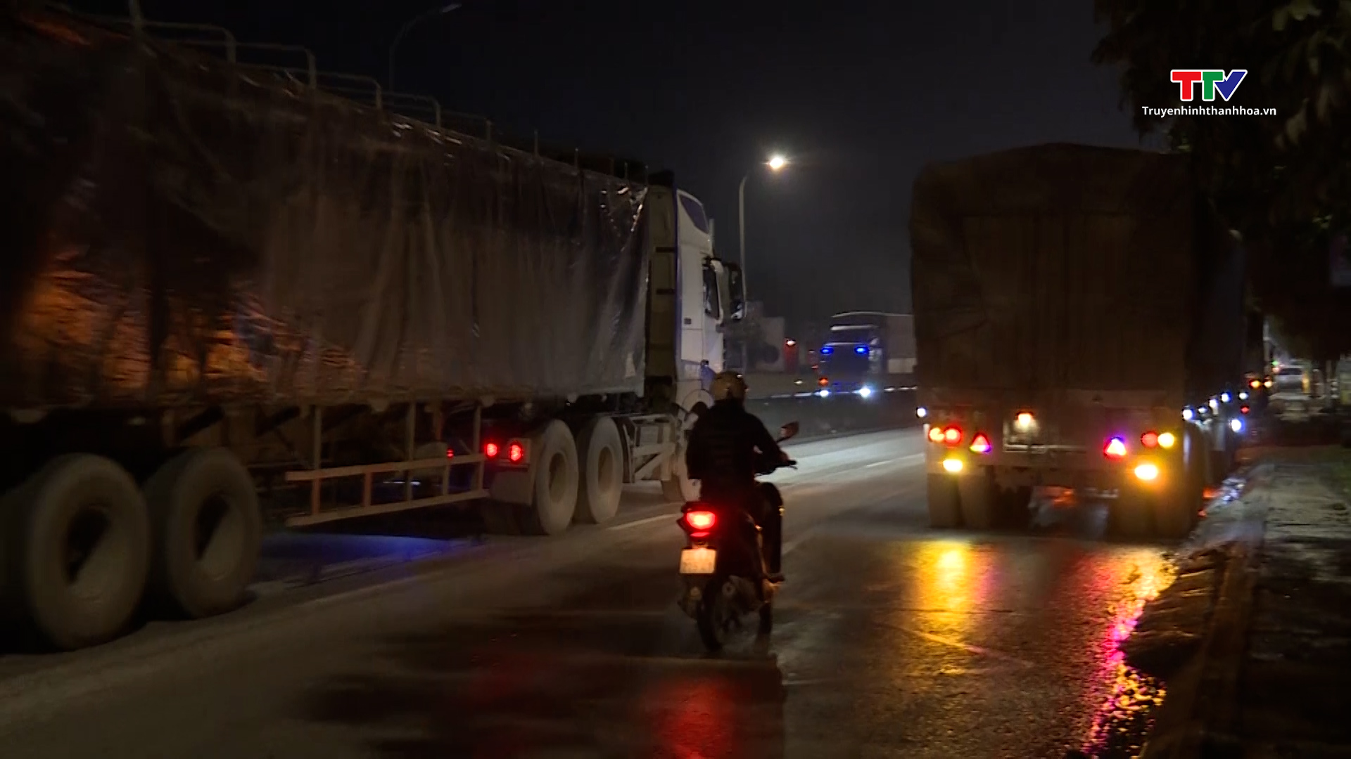 Xe ô tô đậu đỗ ven Quốc lộ 1 đoạn qua huyện Quảng Xương vào ban đêm gây mất an toàn giao thông- Ảnh 1.
