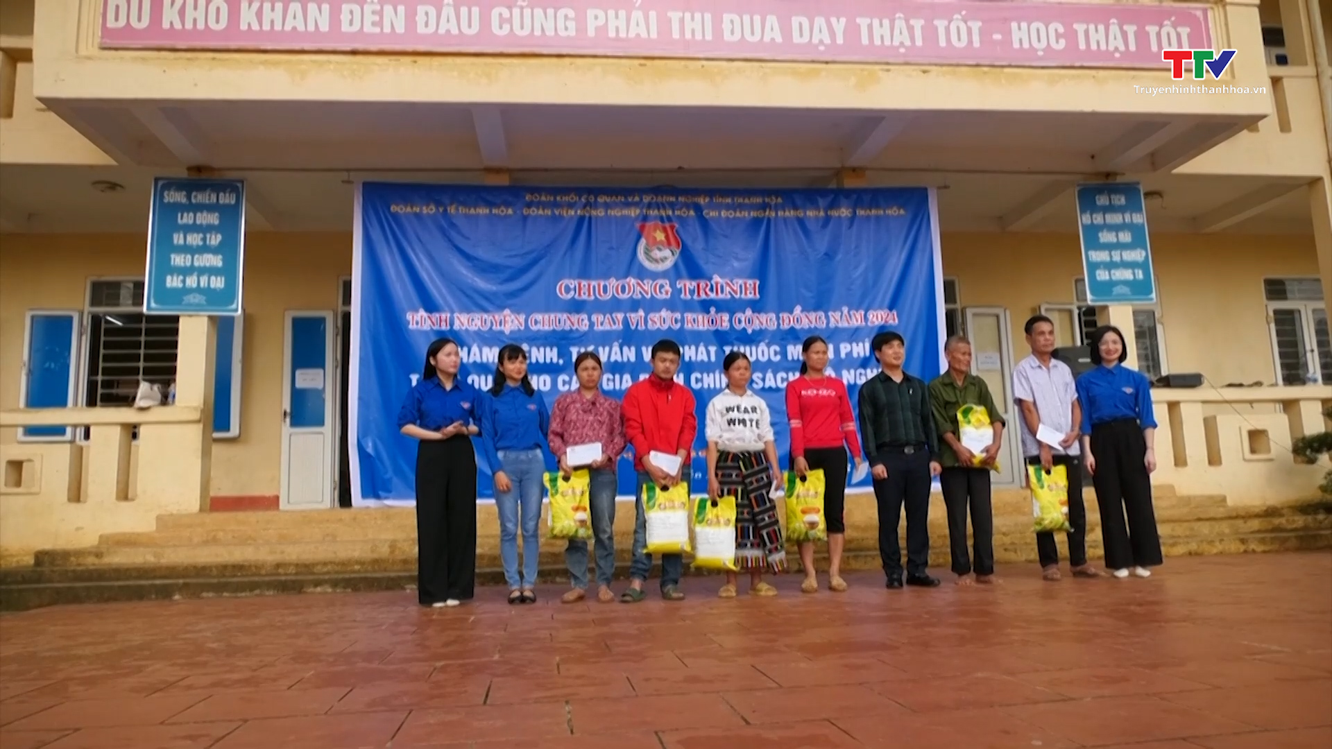 Đoàn Thanh niên Sở Y tế tỉnh Thanh Hóa khám bệnh tình nguyện tại xã Yên Khương, huyện Lang Chánh- Ảnh 1.