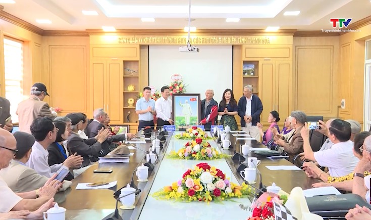 Câu lạc bộ cựu cán bộ Đoàn khối Cơ quan và Doanh nghiệp tỉnh thăm Khu Kinh tế Nghi Sơn- Ảnh 1.