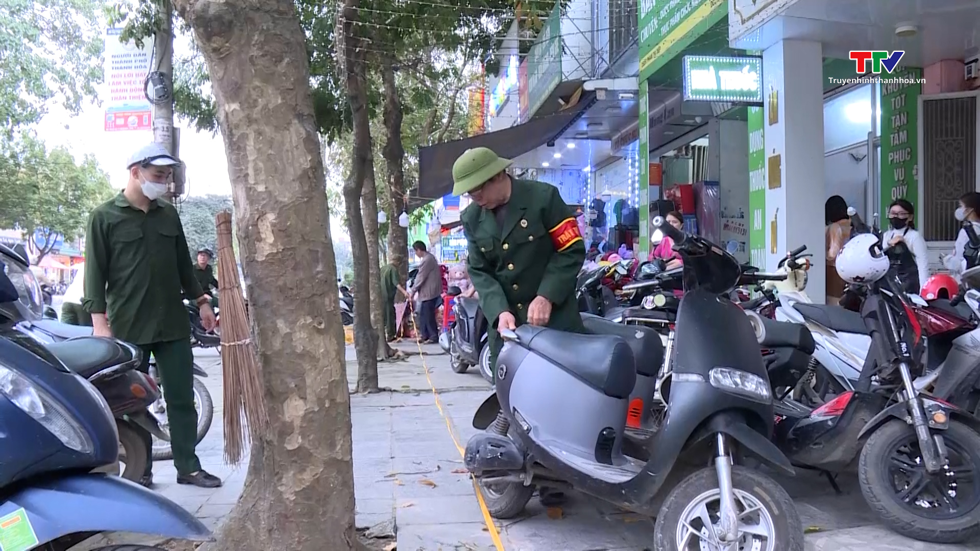 Phường Đông Sơn, thành phố Thanh Hóa tăng cường các biện pháp đảm bảo hành lang ATGT- Ảnh 4.