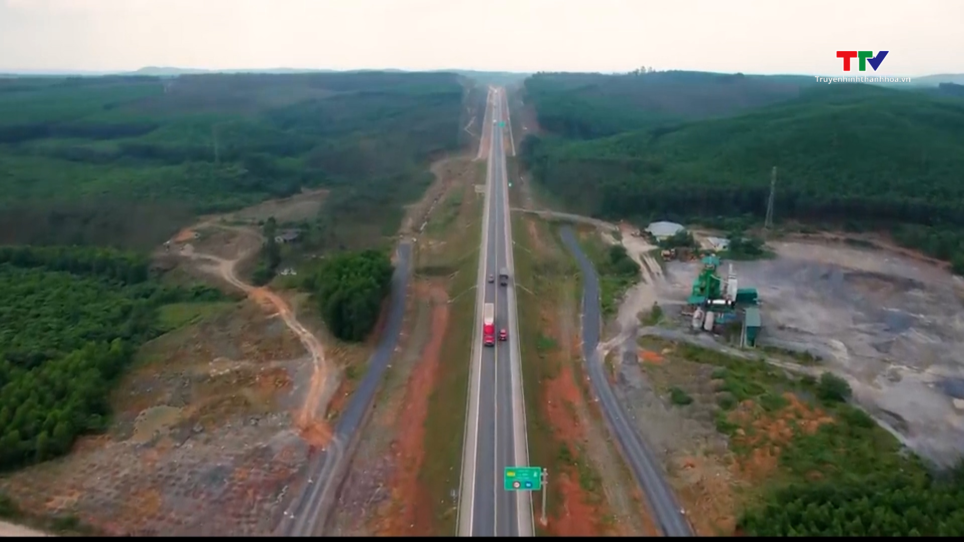 Đề xuất cấm xe tải trên 30 tấn đi cao tốc Cam Lộ - La Sơn- Ảnh 1.