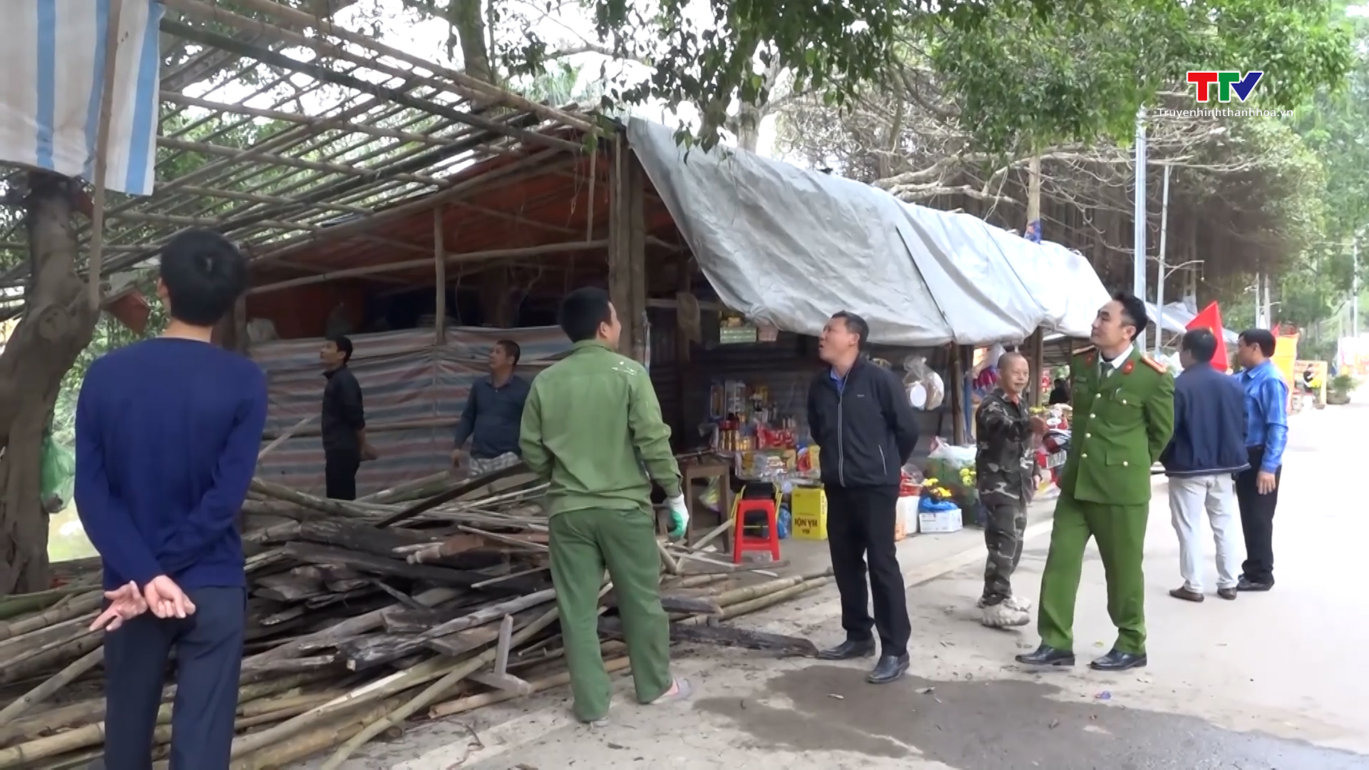 Thị trấn Vân Du, Thạch Thành vận động hàng chục hộ dân tự tháo dỡ lều quán, bán bình trước cửa Đền Phố Cát- Ảnh 1.