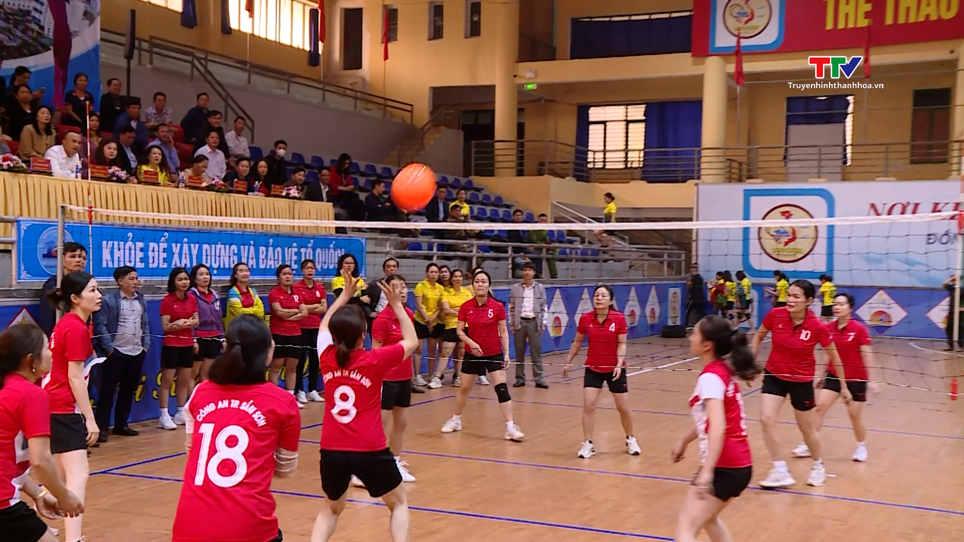 Thành phố Sầm Sơn khai mạc giải bóng chuyền hơi chào mừng kỷ niệm 114 năm Ngày Quốc tế phụ nữ 8/3- Ảnh 1.