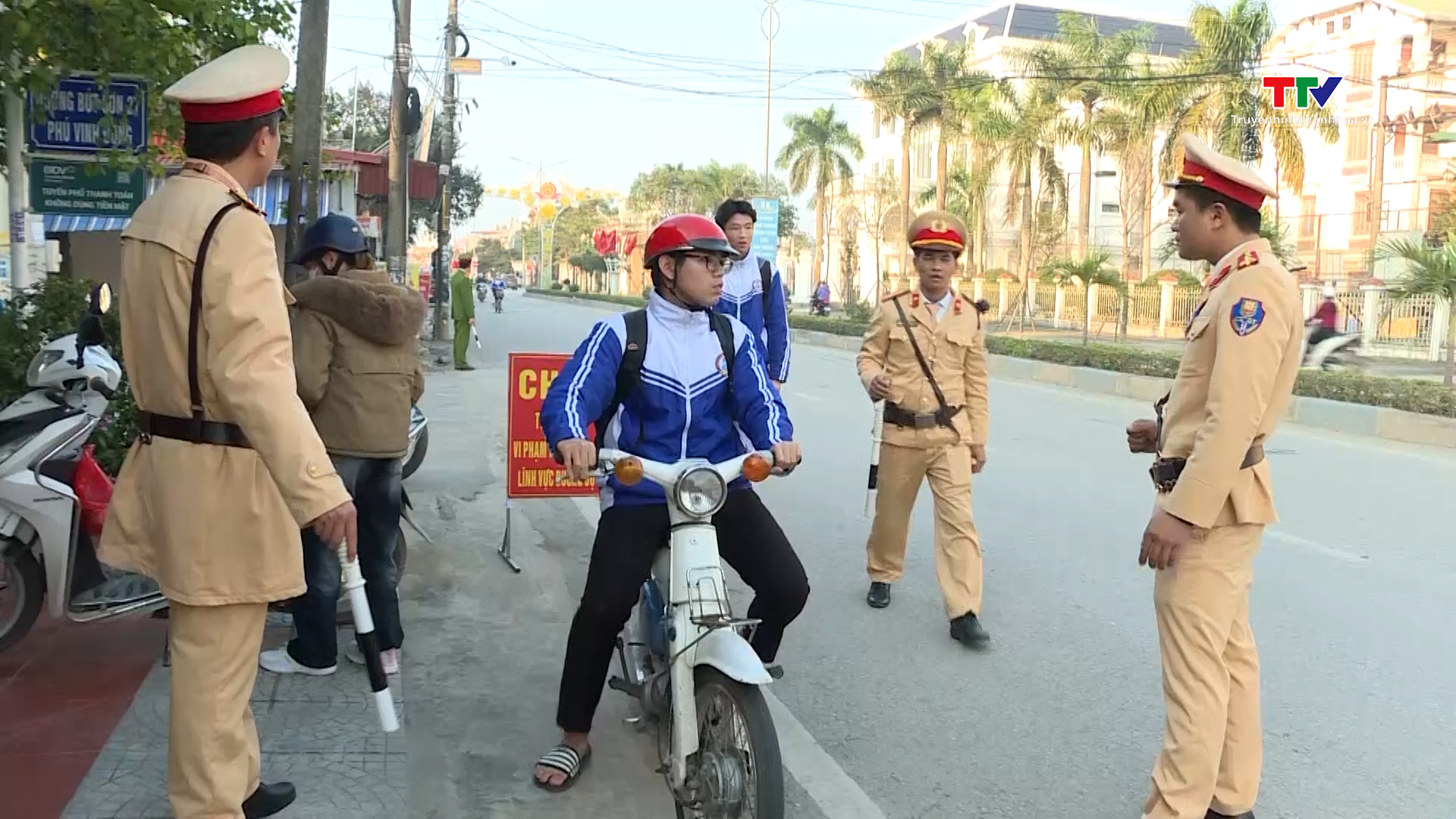 Công an huyện Hoằng Hoá xử lý vi phạm trật tự  an toàn giao thông- Ảnh 1.