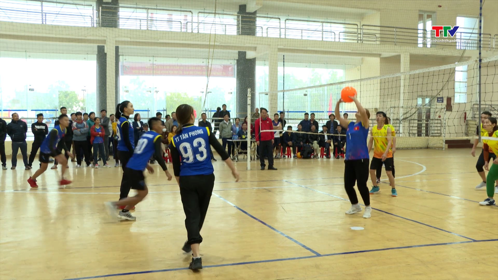 Sôi nổi Giải bóng chuyền hơi nam - nữ phối hợp huyện Quảng Xương năm 2024- Ảnh 1.