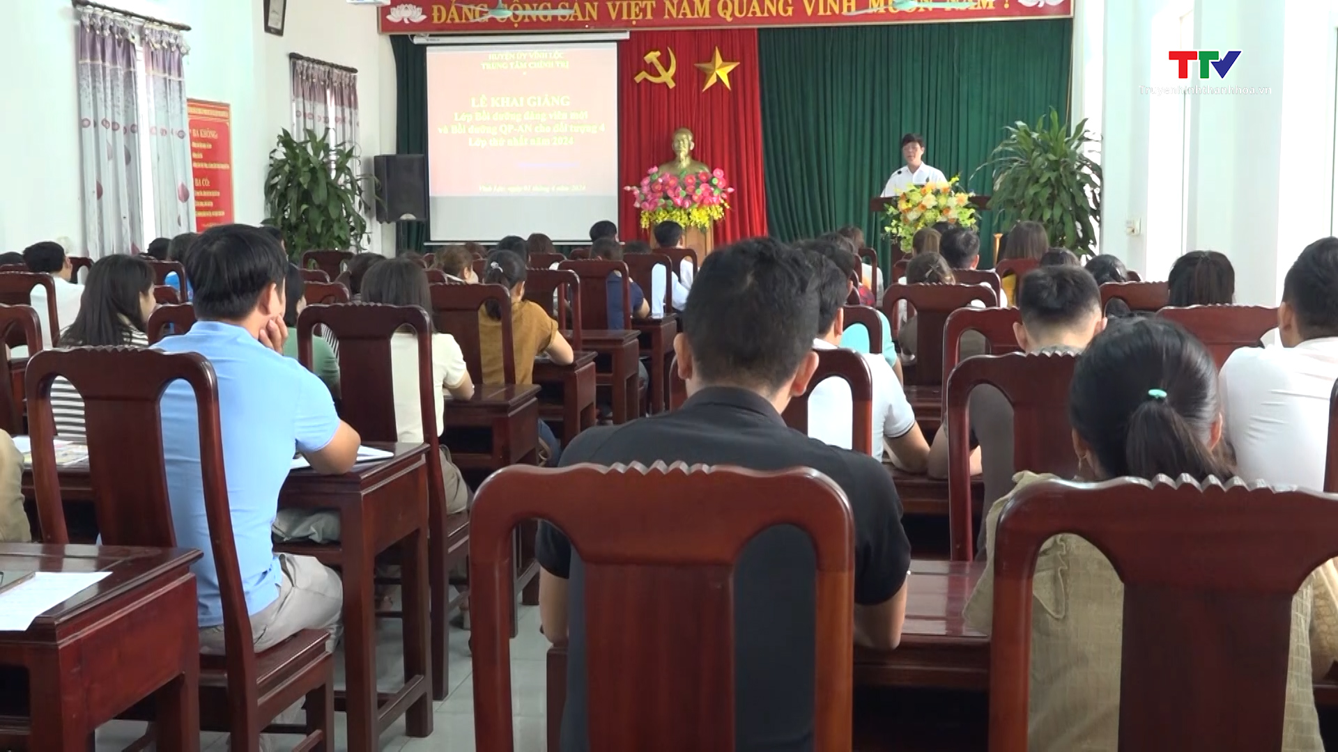 Vĩnh Lộc khai giảng lớp đảng viên mới, lớp thứ nhất năm 2024- Ảnh 1.