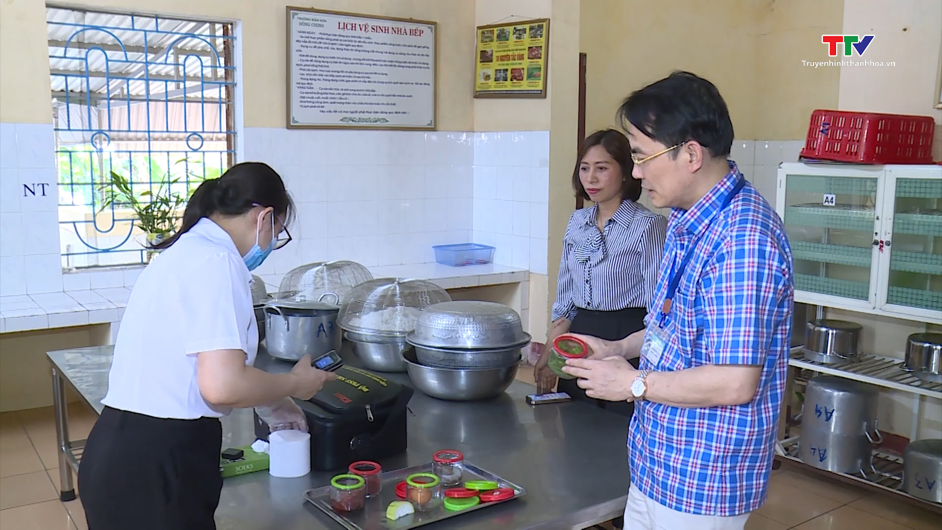 Thành phố tăng cường chấn chỉnh các bếp ăn bán trú tại các trường học- Ảnh 1.