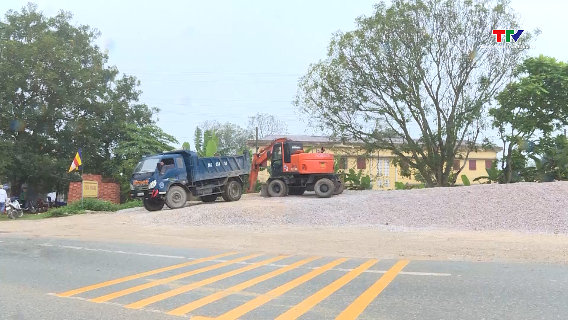 Huyện Hoằng Hóa chỉ đạo di dời bãi tập kết vật liệu xây dựng trái phép trên Quốc lộ 10 
- Ảnh 1.