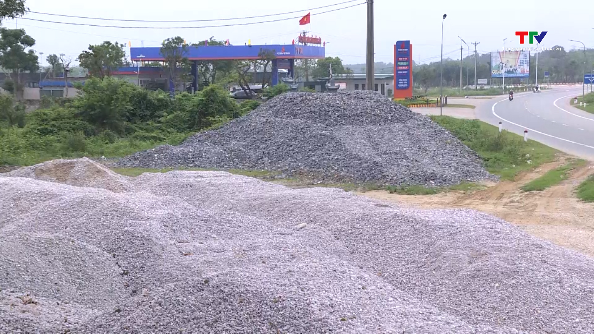 Huyện Hoằng Hóa chỉ đạo di dời bãi tập kết vật liệu xây dựng trái phép trên Quốc lộ 10 
- Ảnh 2.