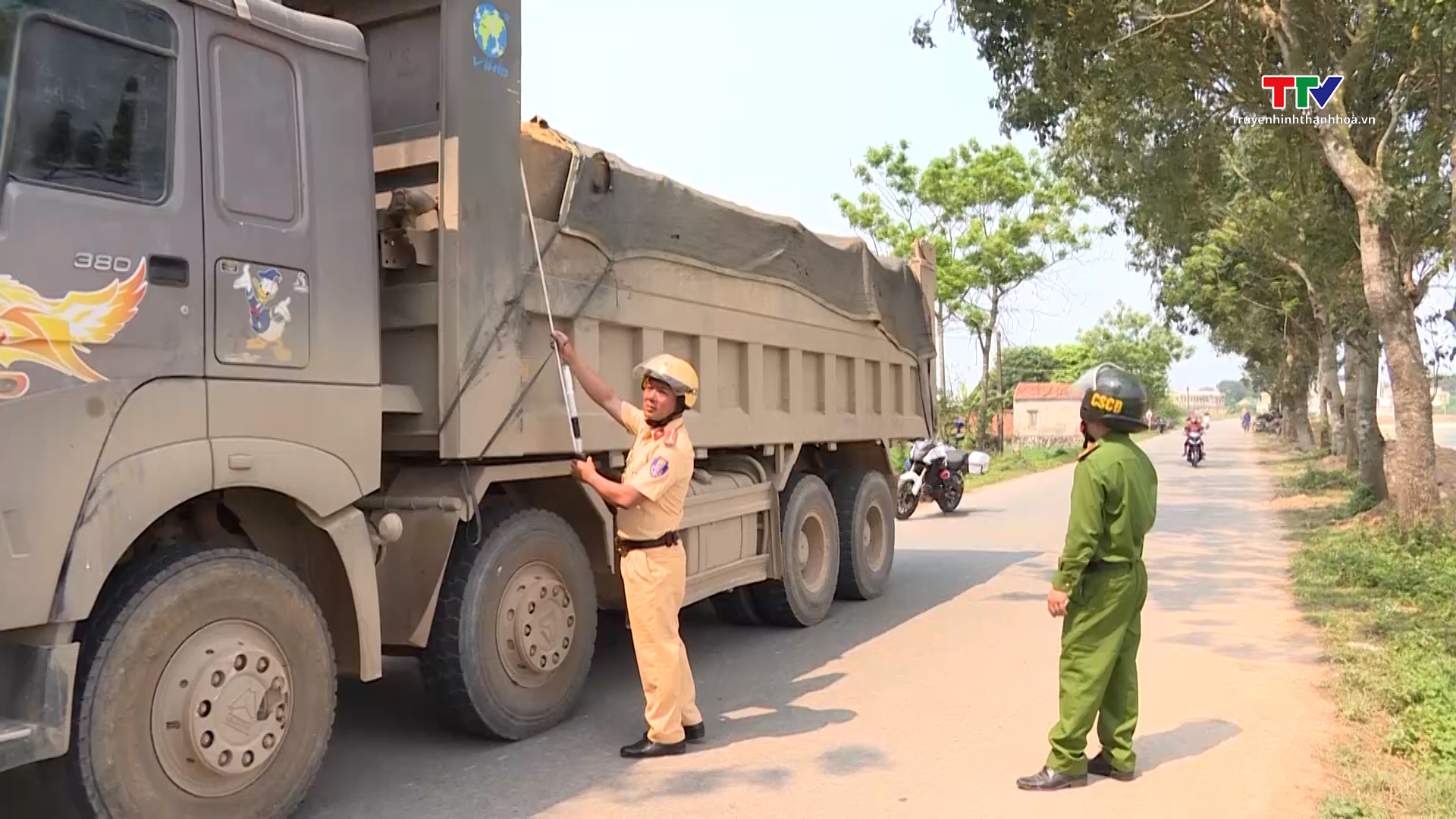Công an huyện Nga Sơn tăng cường đảm bảo trật tự an toàn giao thông- Ảnh 2.