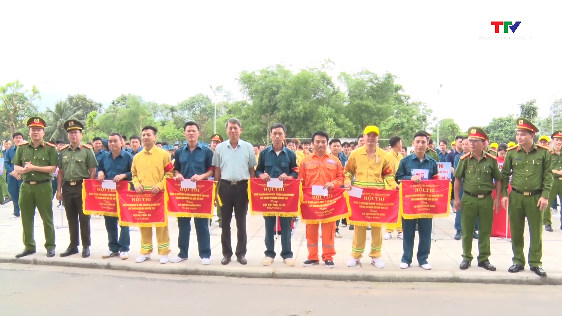 Hội thi nghiệp vụ chữa cháy và cứu nạn, cứu hộ "Tổ liên gia an toàn phòng cháy, chữa cháy" huyện Cẩm Thuỷ năm 2024- Ảnh 2.