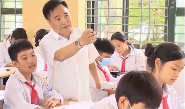 Trao tặng Bằng khen của Bộ trưởng Bộ GD&ĐT cho thầy giáo Đào Thanh Hương- Ảnh 2.