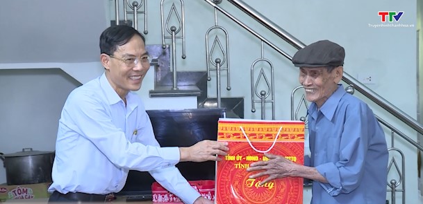 Thăm, tặng quà các gia đình chính sách tại huyện Đông Sơn- Ảnh 2.