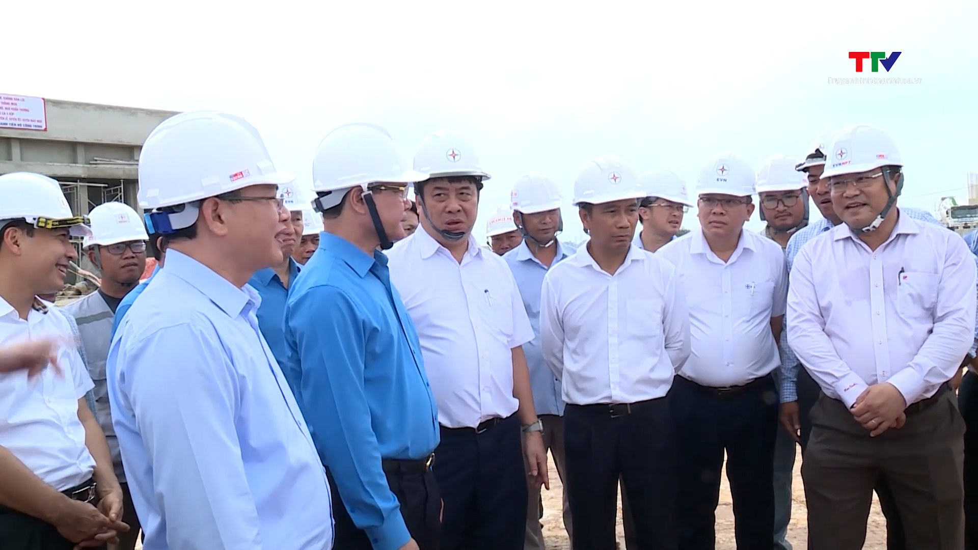 Chủ tịch Tổng Liên đoàn Lao động Việt Nam Nguyễn Đình Khang thăm, động viên công nhân lao động tại một số điểm trên tuyến đường dây 500Kv thuộc địa bàn tỉnh Thanh Hóa- Ảnh 1.
