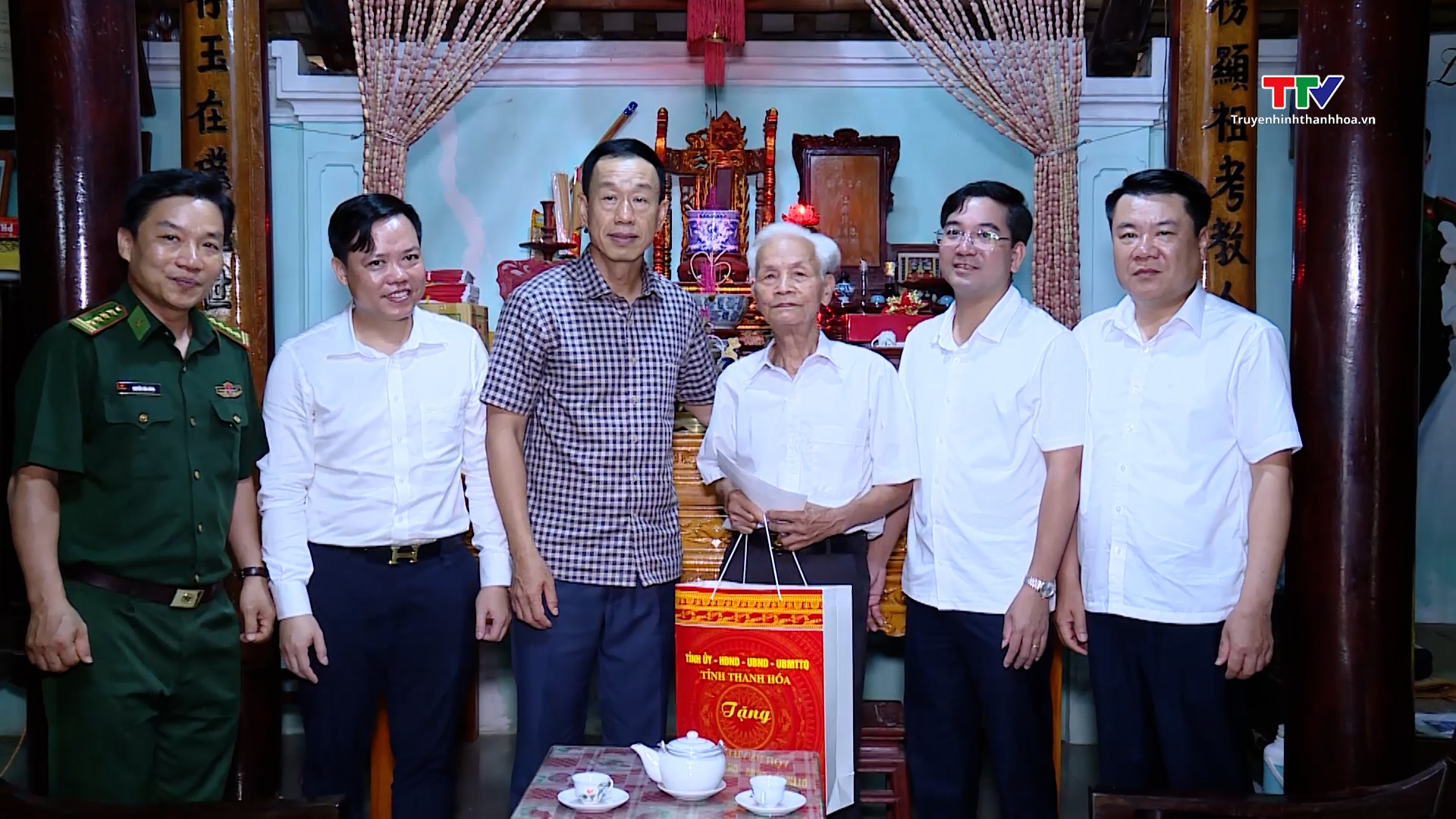 Đồng chí Chủ nhiệm Ủy ban Kiểm tra Tỉnh ủy thăm, tặng quà các gia đình chính sách tại huyện Thường Xuân- Ảnh 2.