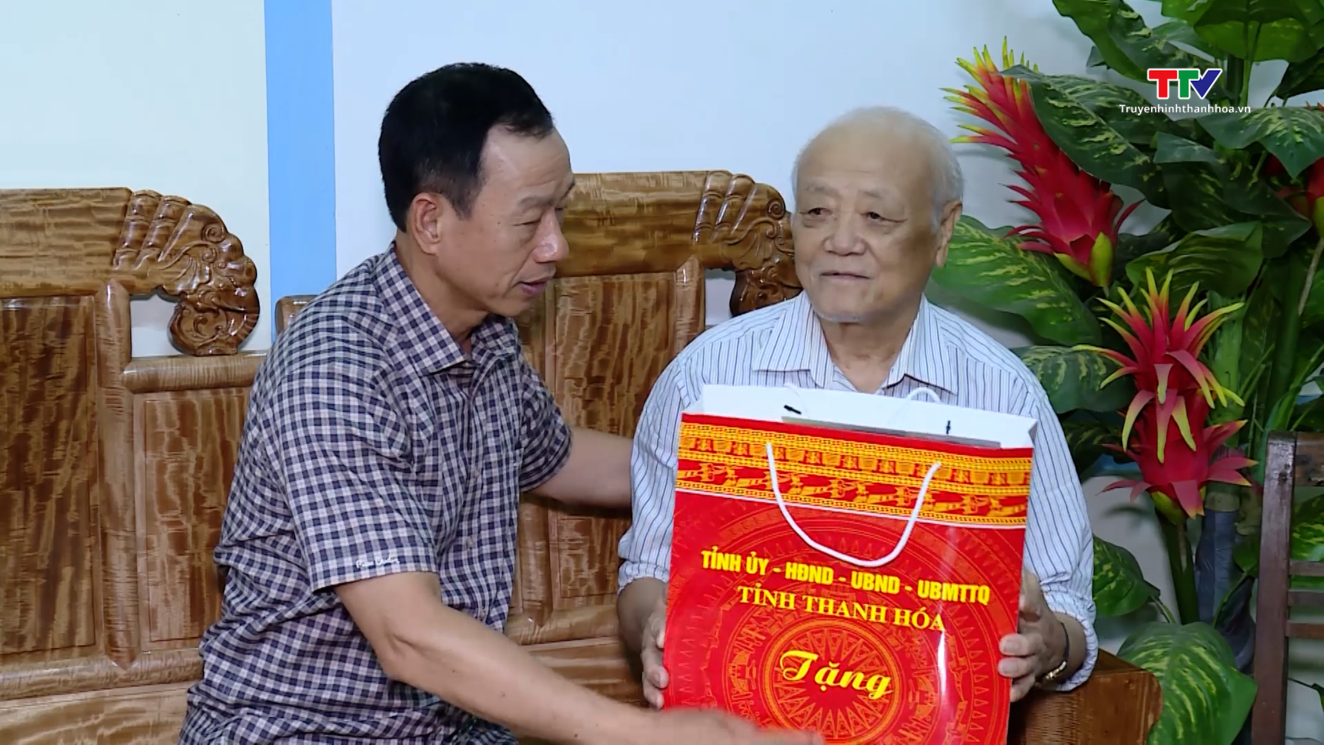 Đồng chí Chủ nhiệm Ủy ban Kiểm tra Tỉnh ủy thăm, tặng quà các gia đình chính sách tại huyện Thường Xuân- Ảnh 3.