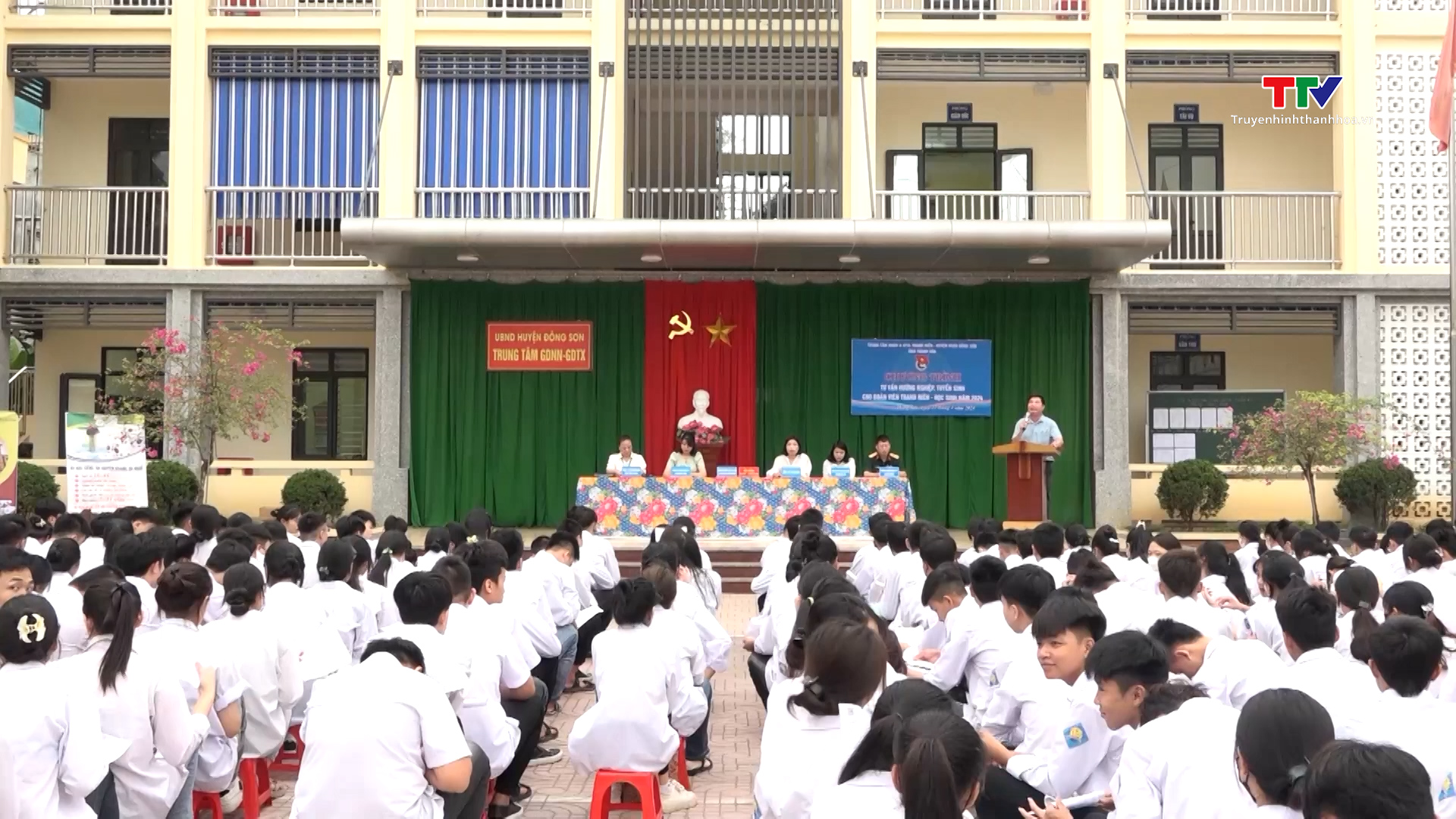 Gần 400 đoàn viên, thanh niên Đông Sơn tham gia tư vấn, hướng nghiệp, tuyển sinh năm 2024- Ảnh 1.