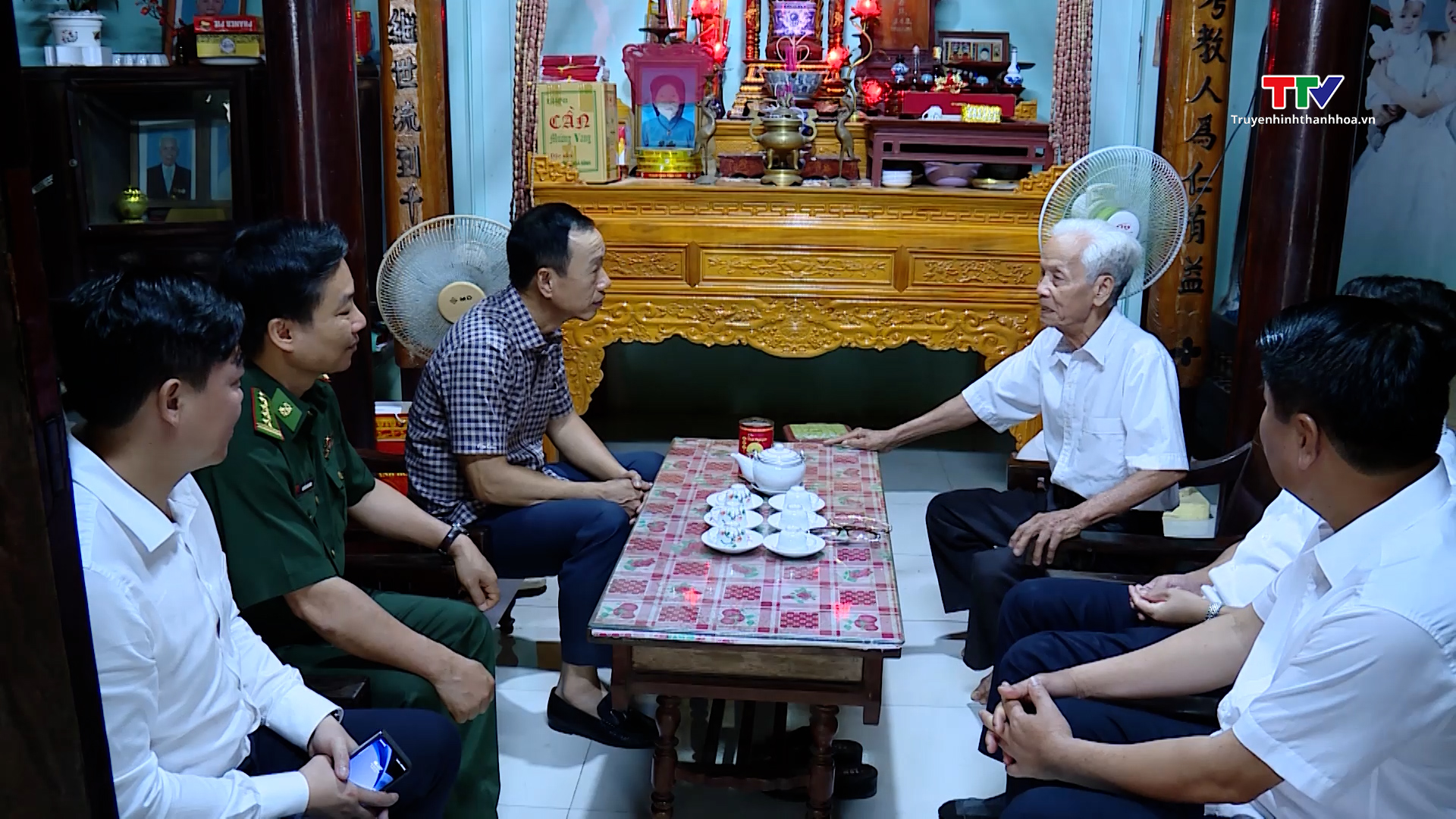Đồng chí Chủ nhiệm Ủy ban Kiểm tra Tỉnh ủy thăm, tặng quà các gia đình chính sách tại huyện Thường Xuân- Ảnh 1.