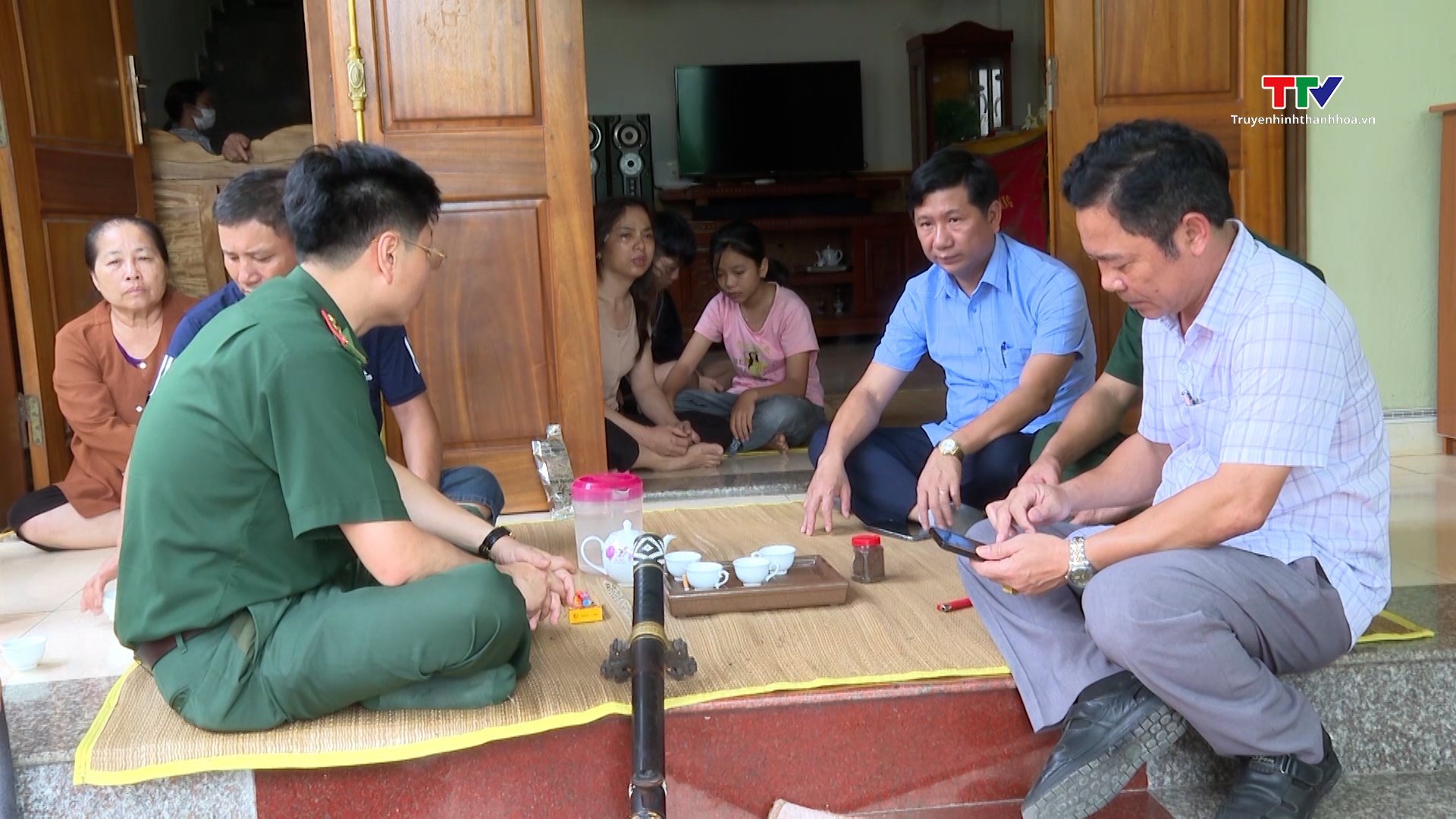 Thăm hỏi các gia đình có ngư dân mất tích tại xã Quảng Nham, huyện Quảng Xương- Ảnh 2.