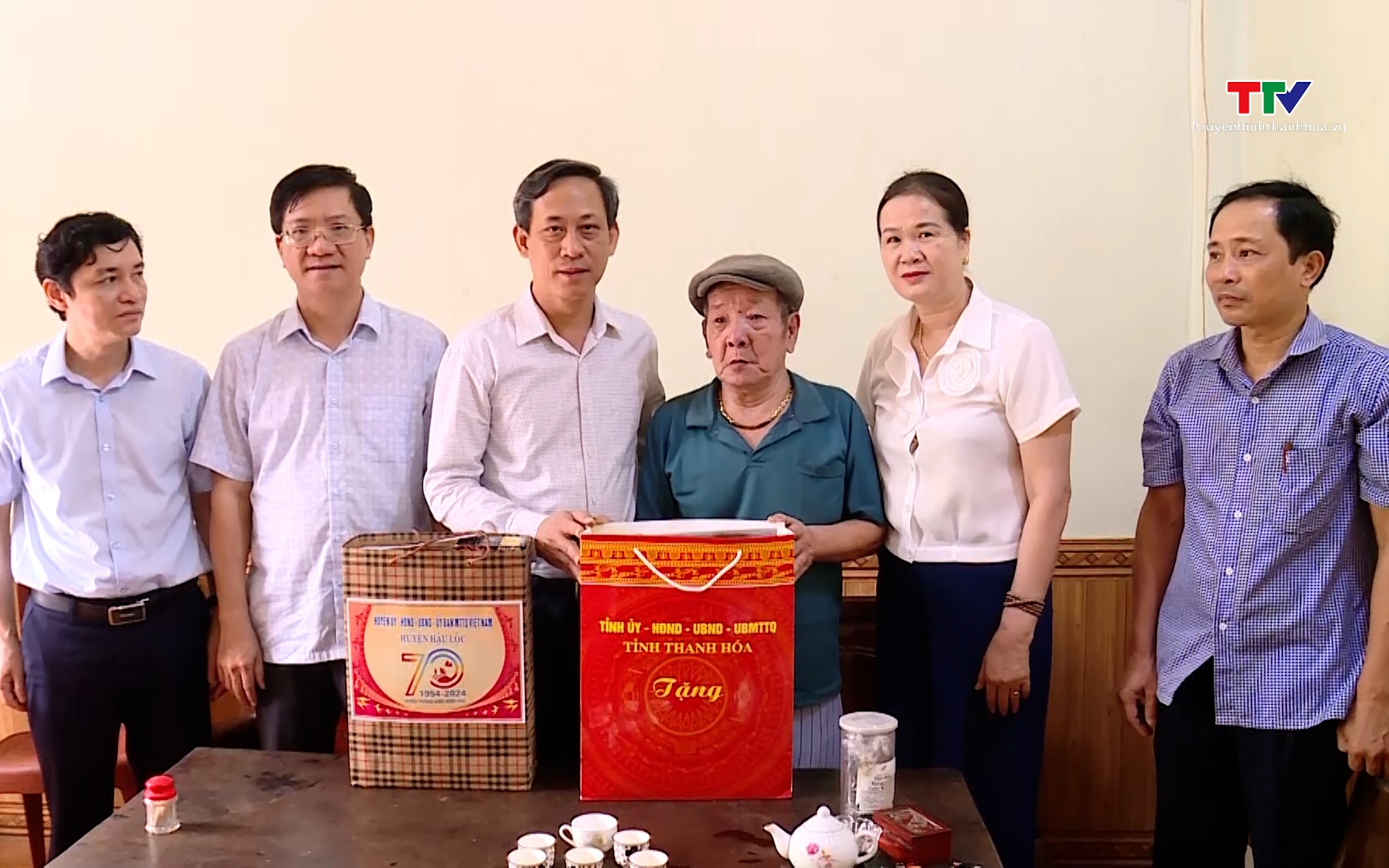 Thăm tặng quà các gia đình chính sách tại huyện Hậu Lộc 