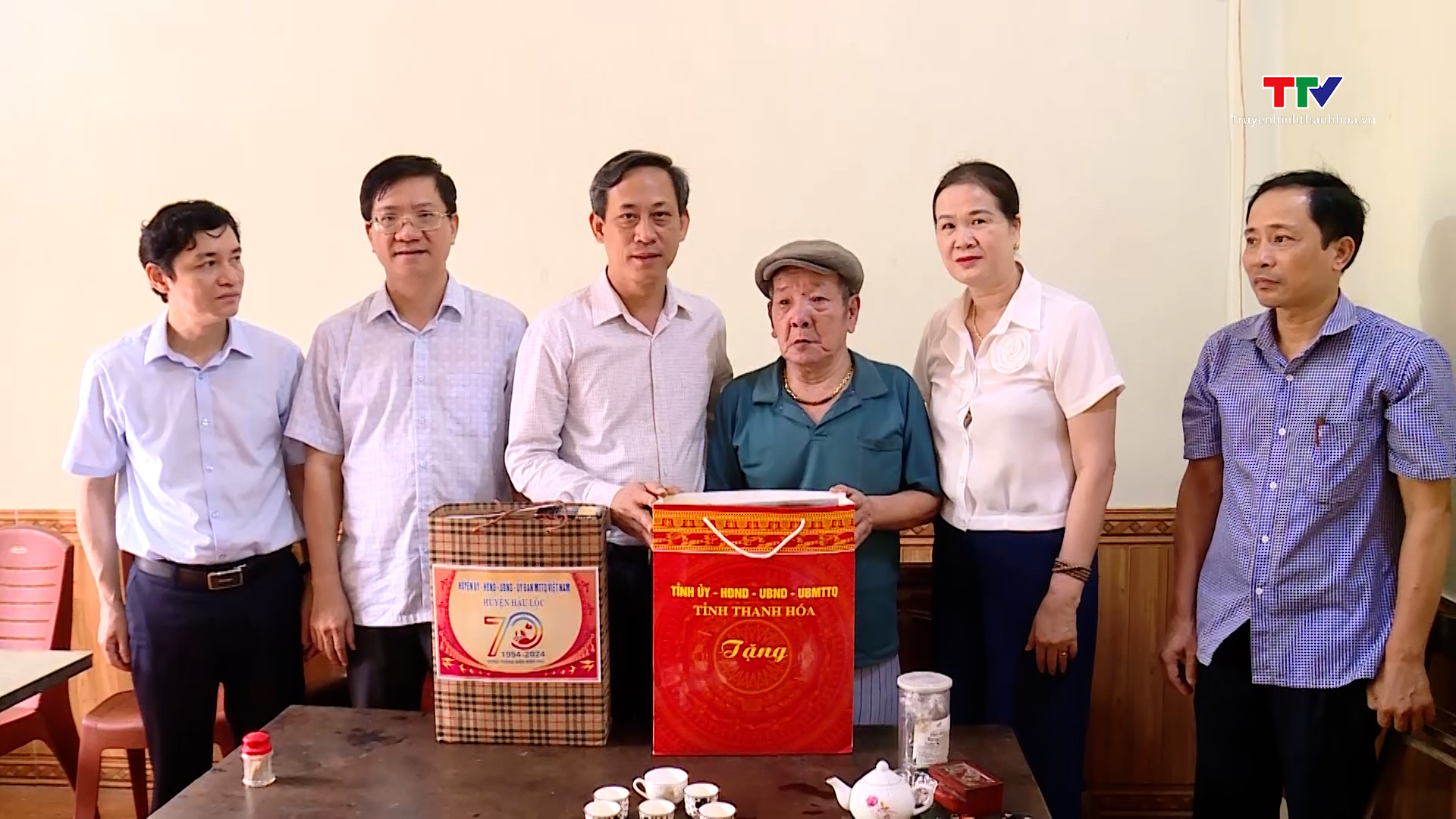 Thăm tặng quà các gia đình chính sách tại huyện Hậu Lộc
- Ảnh 2.