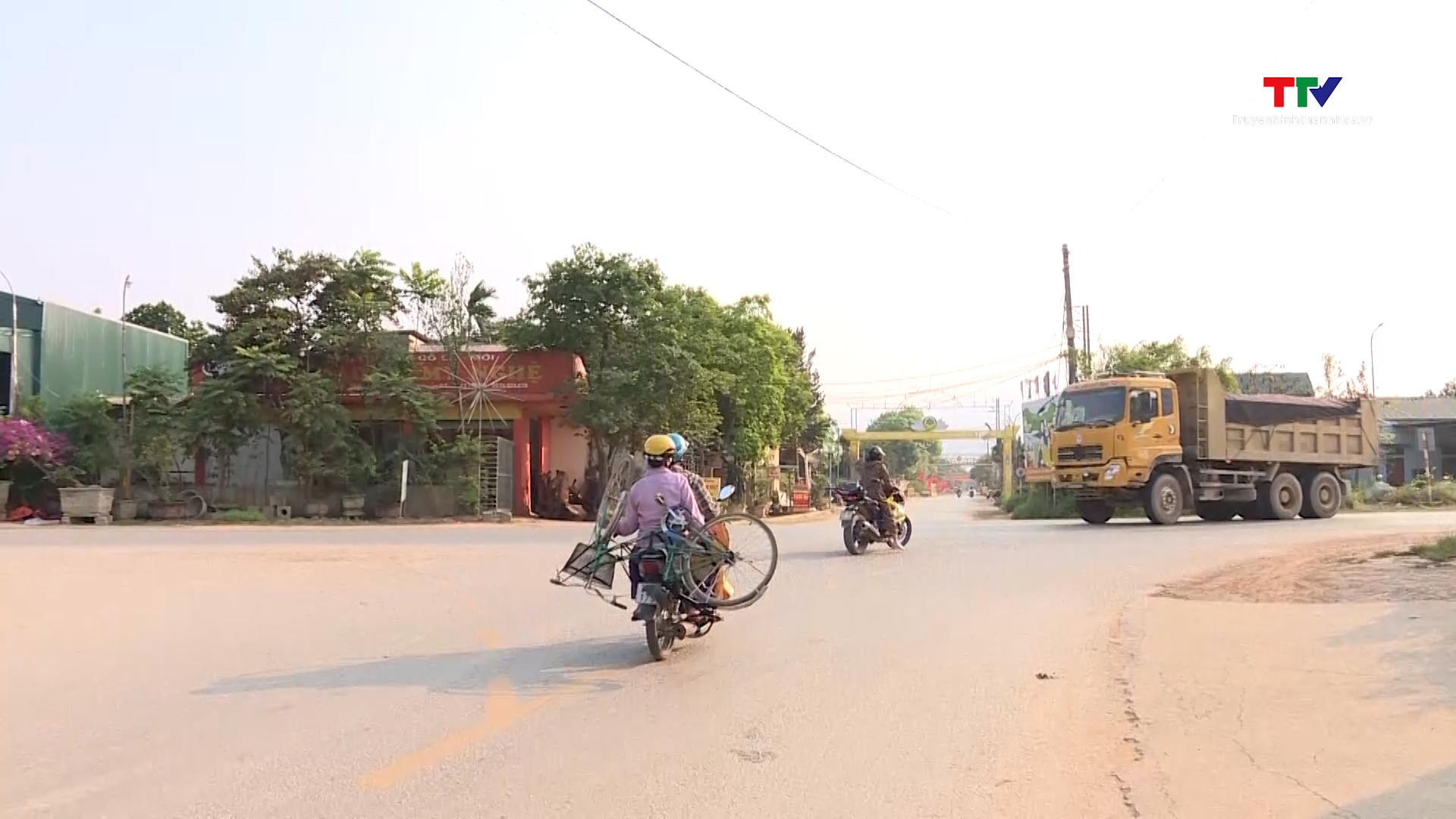 Mất an toàn giao thông tại các điểm giao cắt trên tuyến đường Nghi Sơn - Sao Vàng- Ảnh 1.