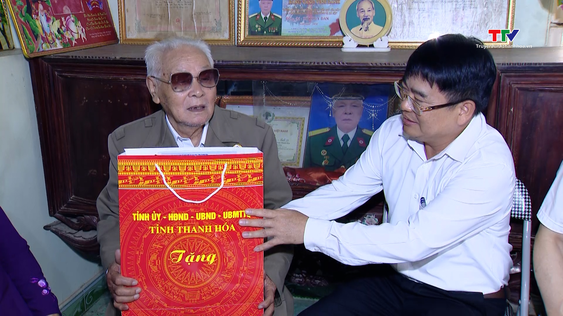 Trưởng Ban Quản lý Khu kinh tế Nghi Sơn và các khu công nghiệp tỉnh thăm, tặng quà chiến sĩ Điện Biên tại huyện Ngọc Lặc- Ảnh 1.