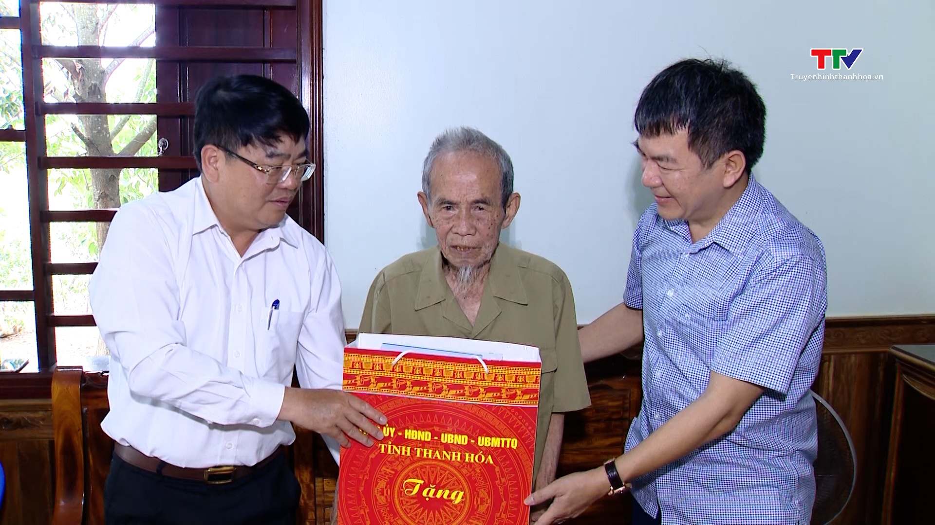 Trưởng Ban Quản lý Khu kinh tế Nghi Sơn và các khu công nghiệp tỉnh thăm, tặng quà chiến sĩ Điện Biên tại huyện Ngọc Lặc- Ảnh 2.