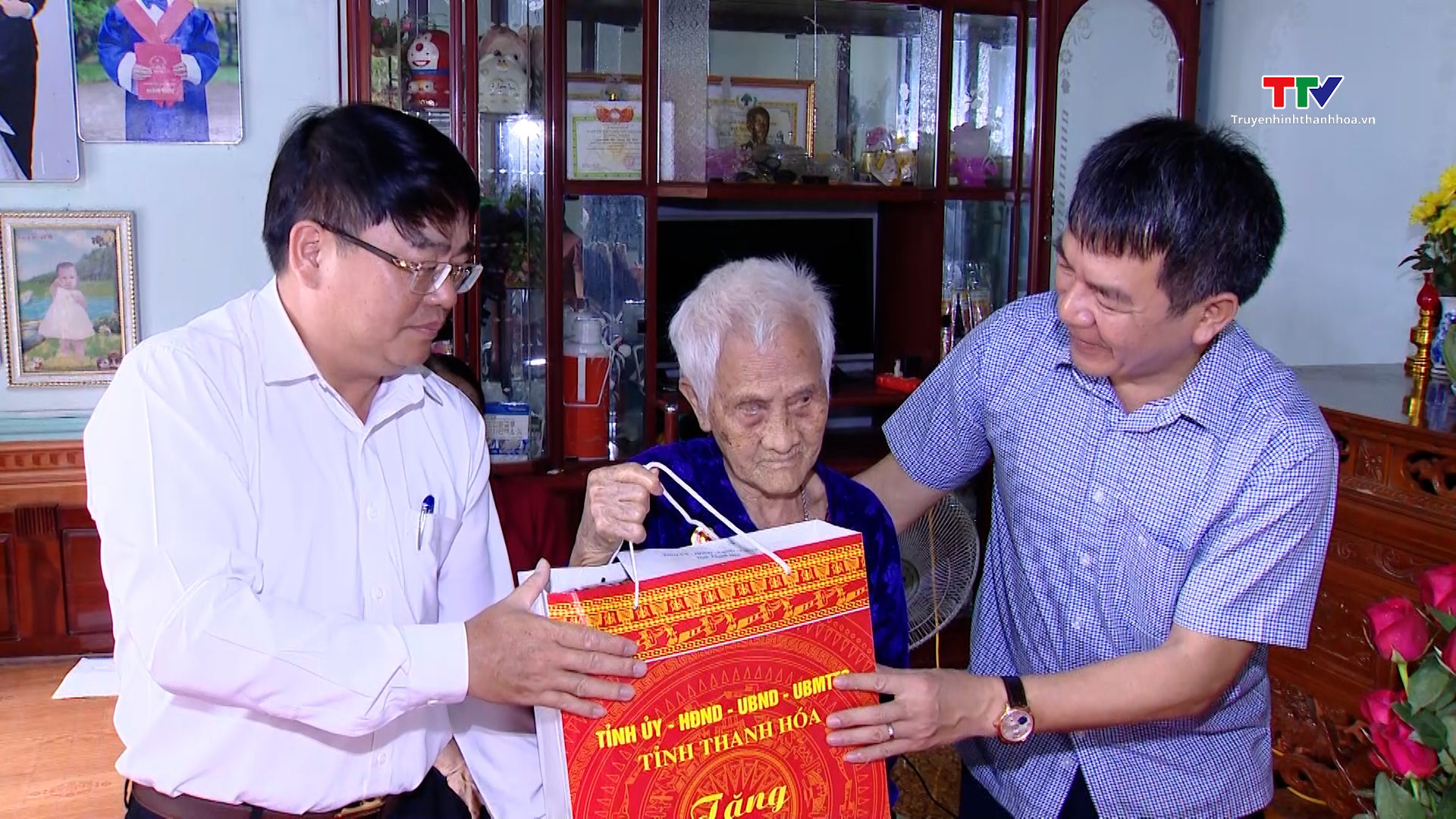 Trưởng Ban Quản lý Khu kinh tế Nghi Sơn và các khu công nghiệp tỉnh thăm, tặng quà chiến sĩ Điện Biên tại huyện Ngọc Lặc- Ảnh 3.
