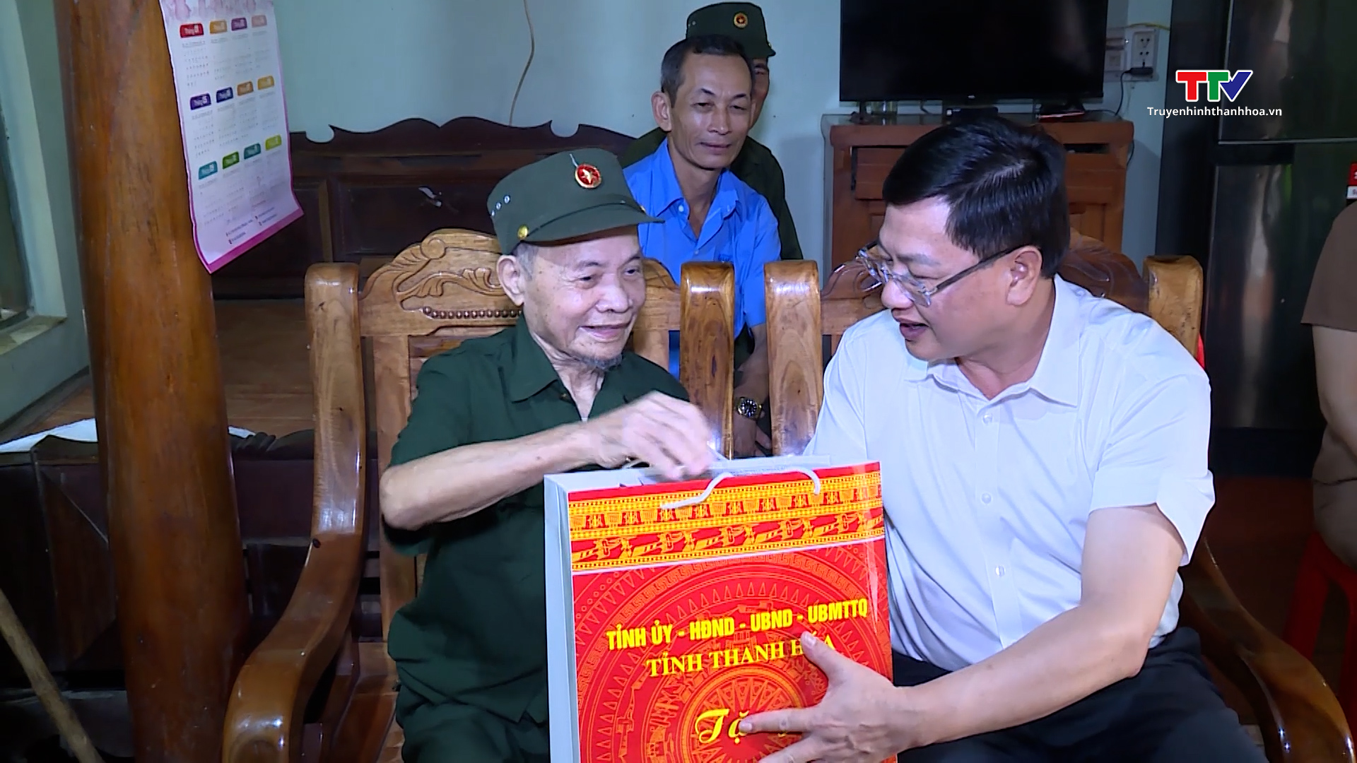 Phó Chủ tịch Uỷ ban Nhân dân tỉnh Mai Xuân Liêm thăm, tặng quà cựu chiến sỹ Điện Biên- Ảnh 1.