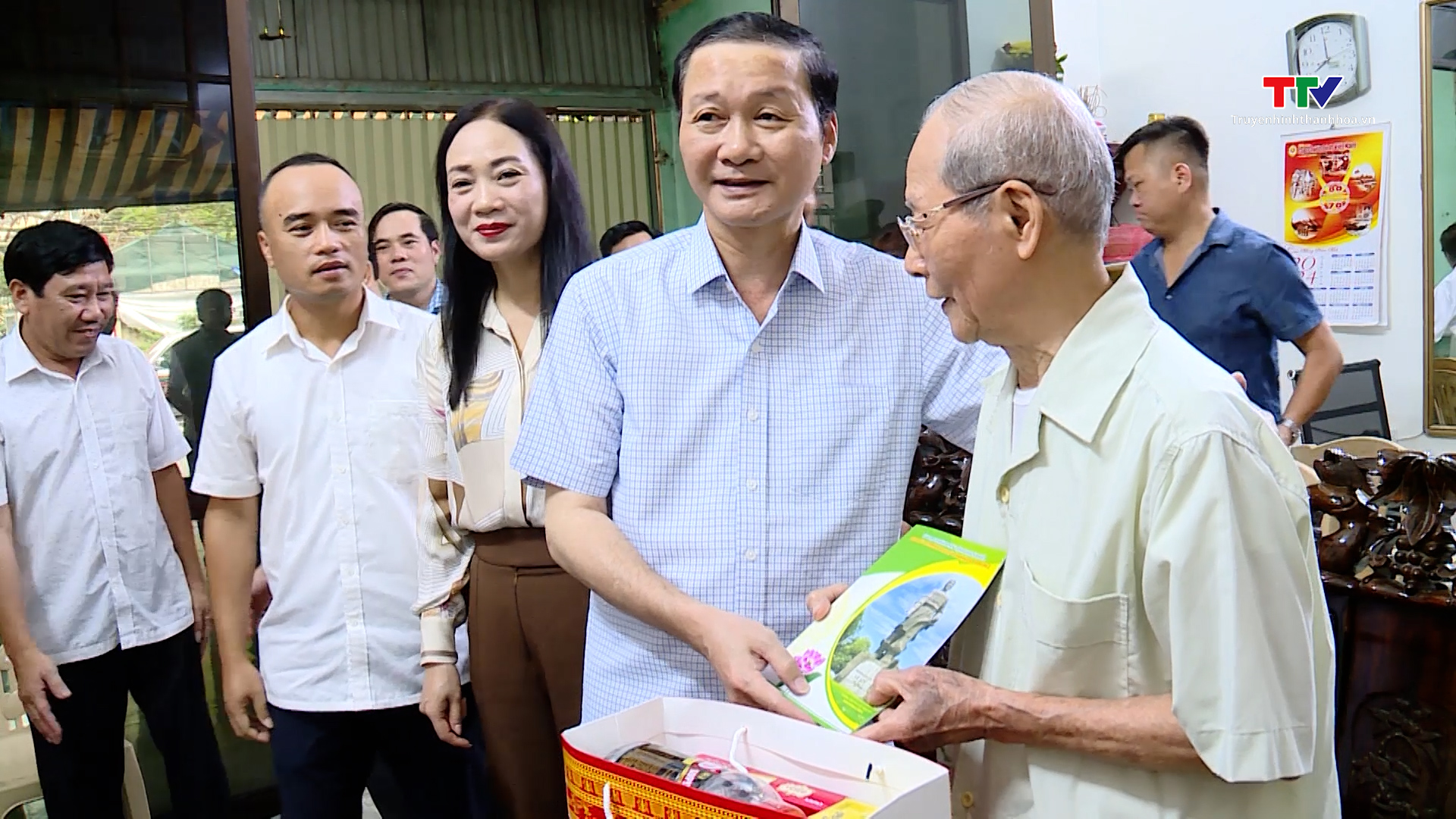 Chủ tịch Uỷ ban Nhân dân tỉnh Đỗ Minh Tuấn thăm, tặng quà cựu chiến sĩ Điện Biên- Ảnh 1.