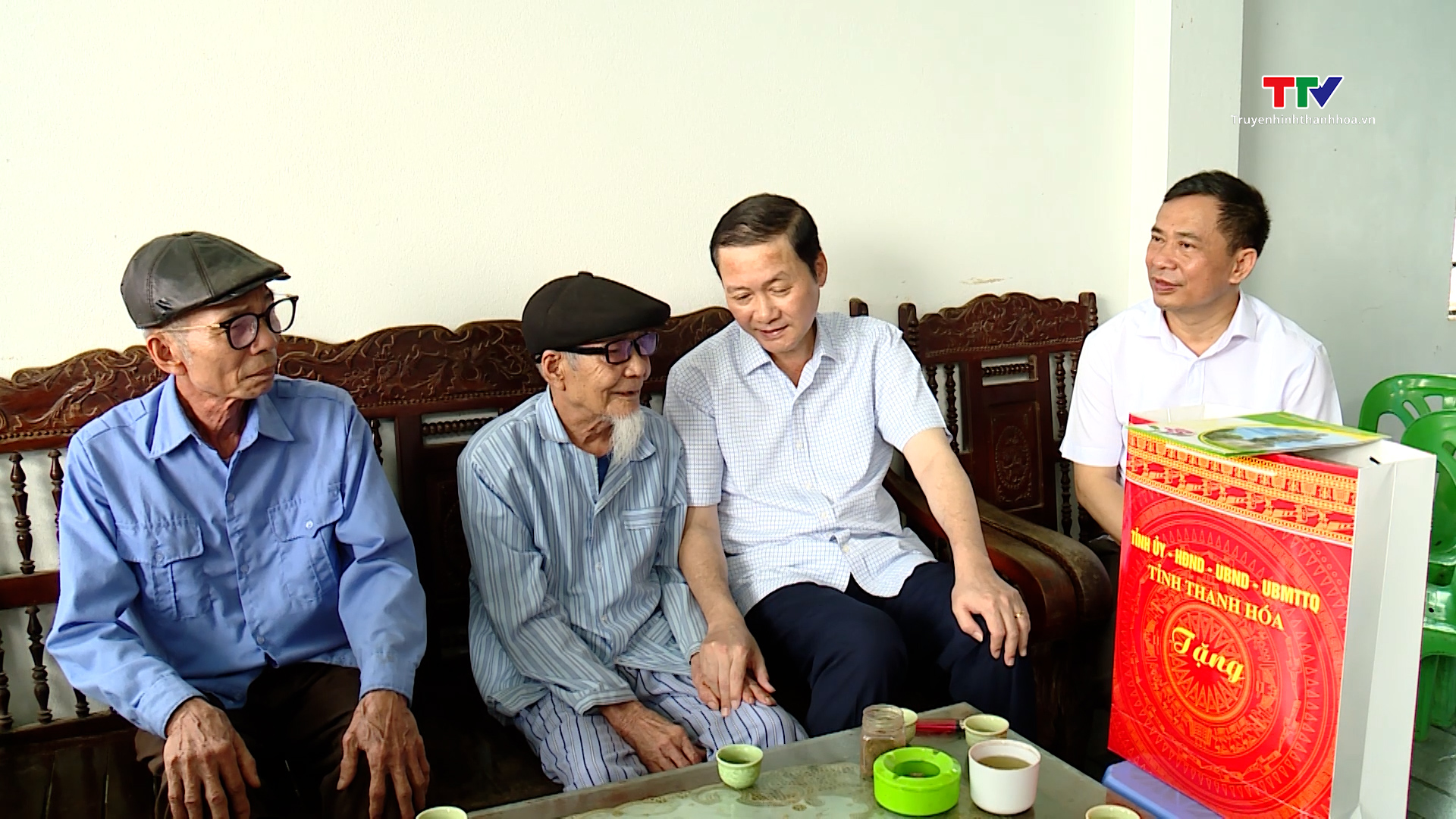 Chủ tịch Uỷ ban Nhân dân tỉnh Đỗ Minh Tuấn thăm, tặng quà cựu chiến sĩ Điện Biên- Ảnh 2.