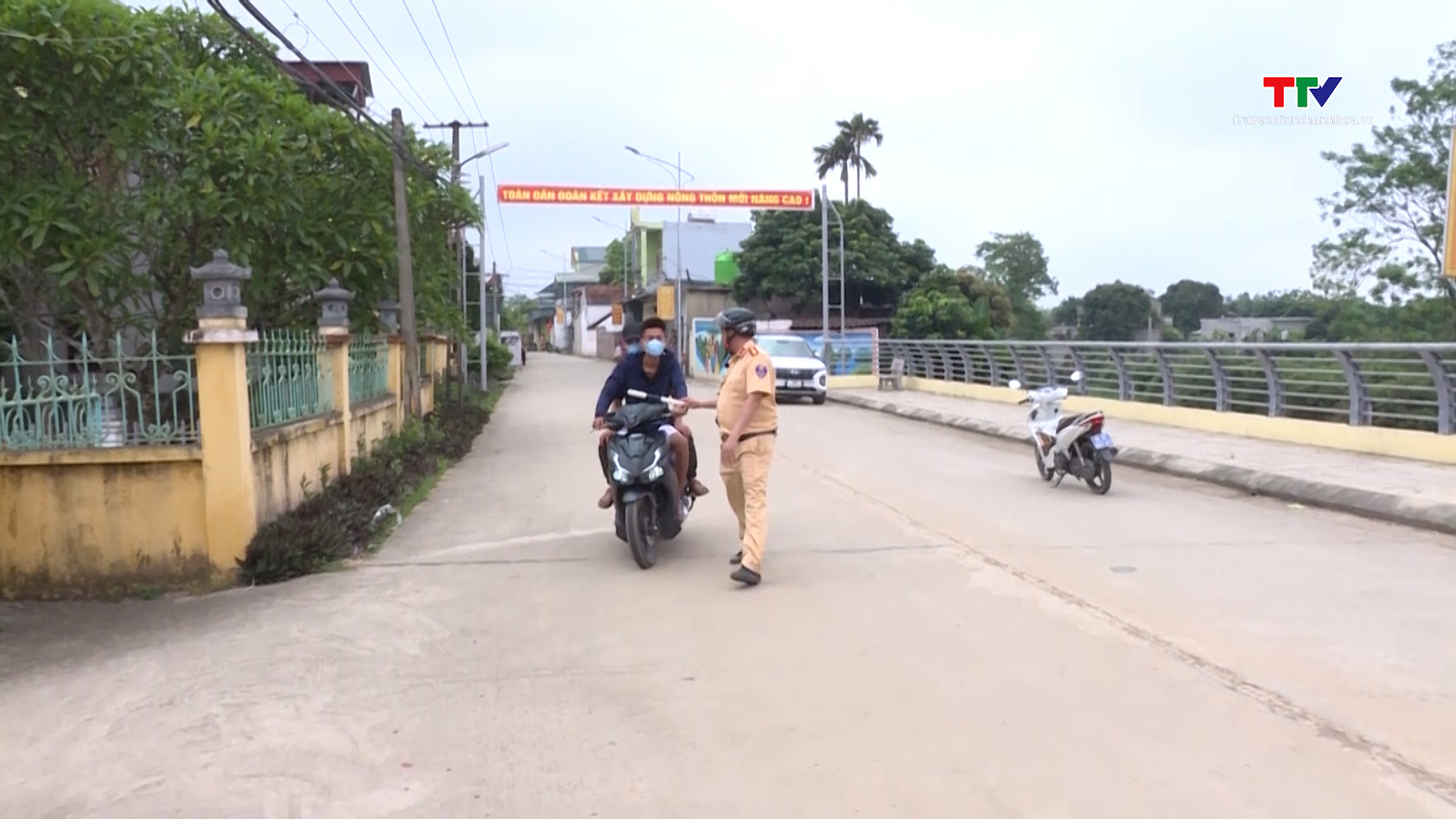 Công an huyện Hà Trung xử lý người điều khiển phương tiện mô tô, xe gắn máy vi phạm giao thông- Ảnh 1.
