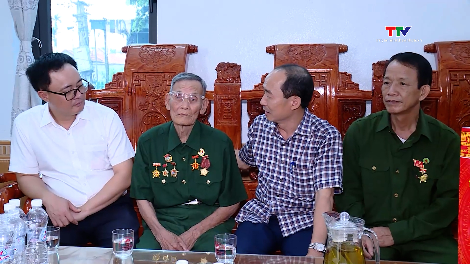 Phó Chủ tịch Thường Trực Hội đồng Nhân dân tỉnh Thanh Hóa thăm, tặng quà cựu chiến sỹ Điện Biên
- Ảnh 1.