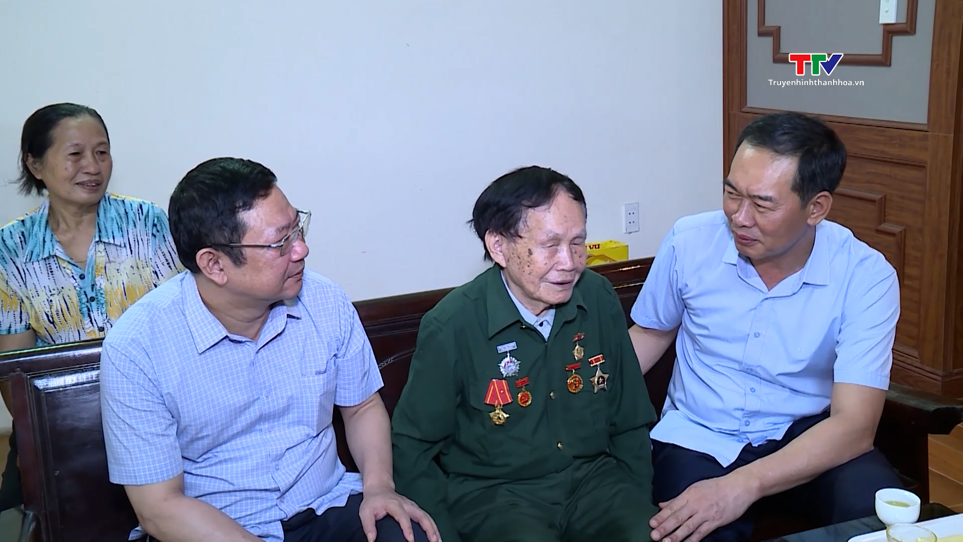 Phó Bí thư Tỉnh ủy Trịnh Tuấn Sinh thăm, tặng quà chiến sỹ Điện Biên - Ảnh 1.