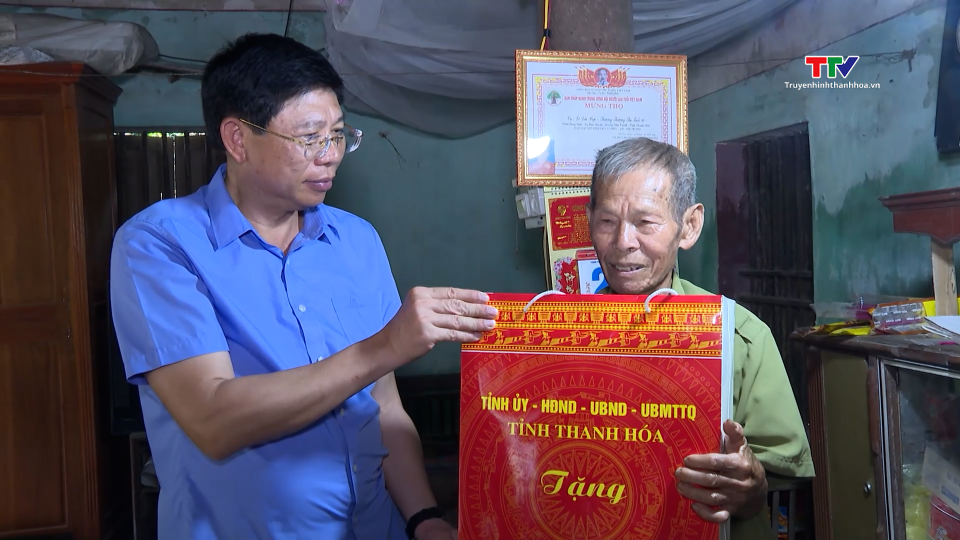 Bí thư Đảng ủy Khối Cơ quan và Doanh nghiệp tỉnh thăm, tặng quà gia đình chính sách tại huyện Như Thanh- Ảnh 1.