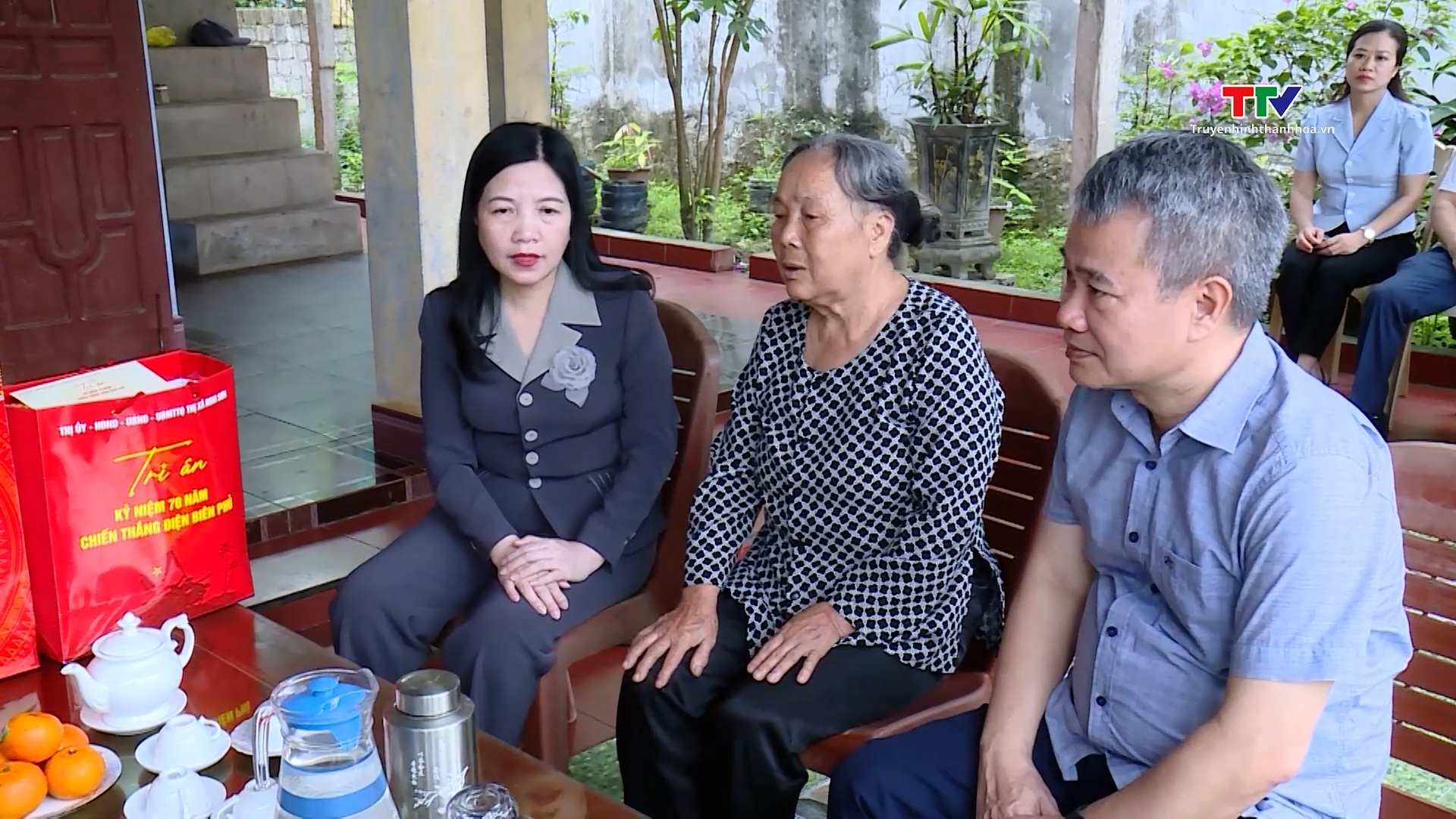 Đồng chí Trưởng Ban Dân vận, Chủ tịch Ủy ban Mặt trận Tổ quốc tỉnh thăm, tặng quà các gia đình chính sách tại thị xã Nghi Sơn
- Ảnh 4.