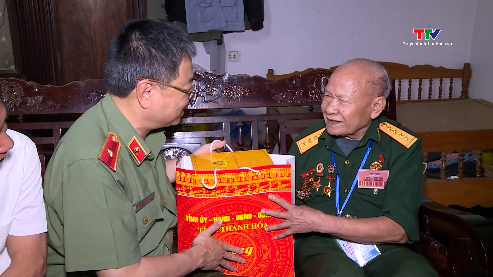 Giám đốc Công an tỉnh Thanh Hóa thăm, tặng quà các gia đình chính sách tại huyện Yên Định- Ảnh 1.