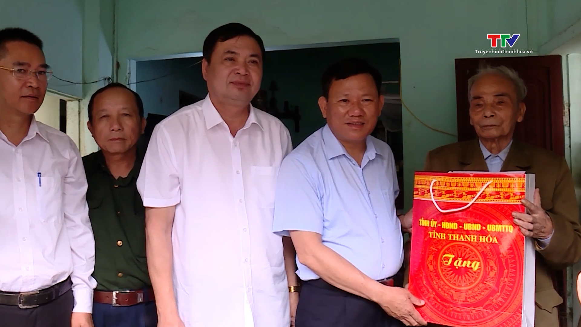 Phó chủ tịch Thường trực UBND tỉnh thăm, tặng quà gia đình chính sách tại huyện Hà Trung- Ảnh 2.